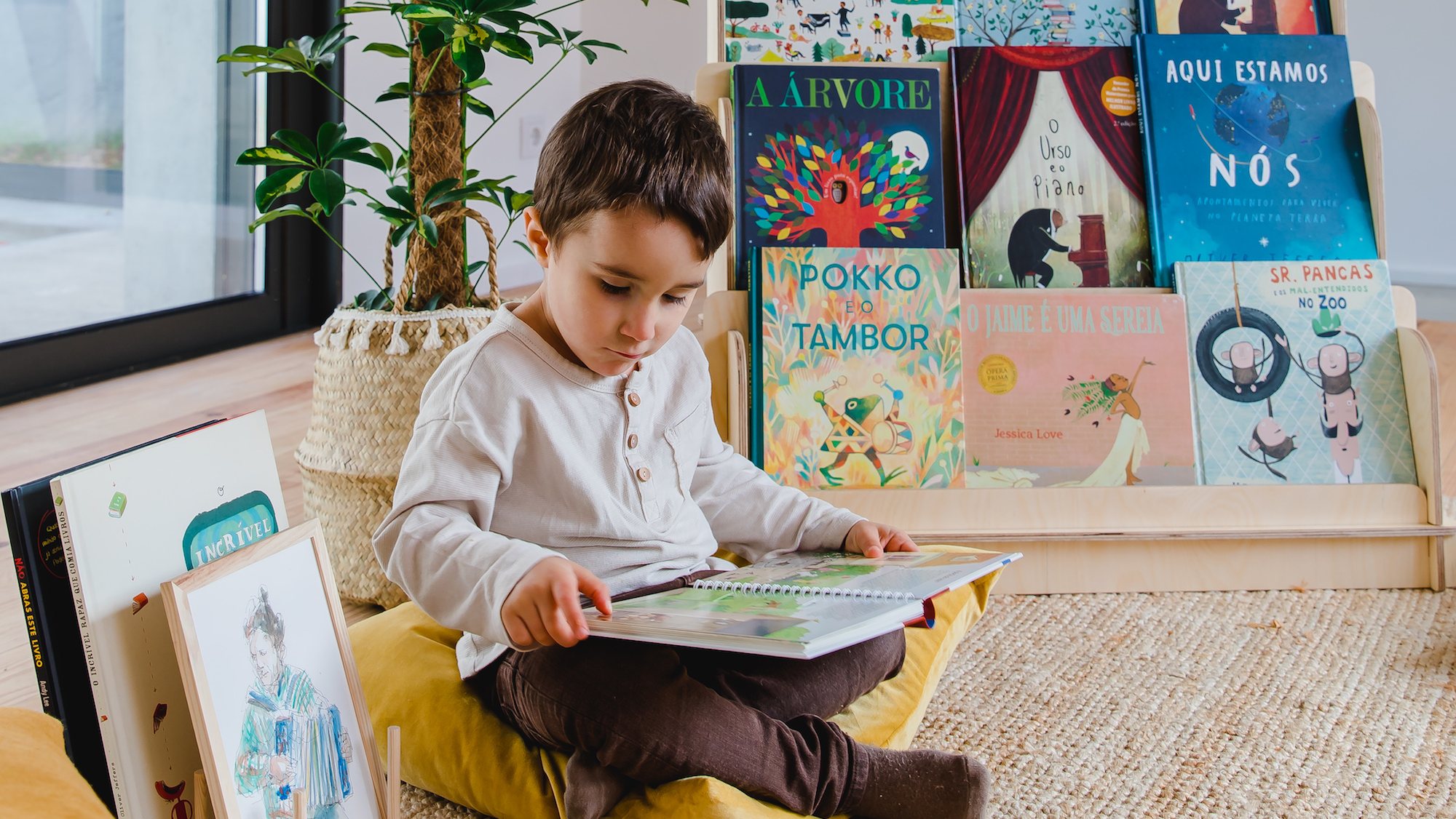 Bokkie é uma estante para livros desenhada à escala de crianças até aos seis anos