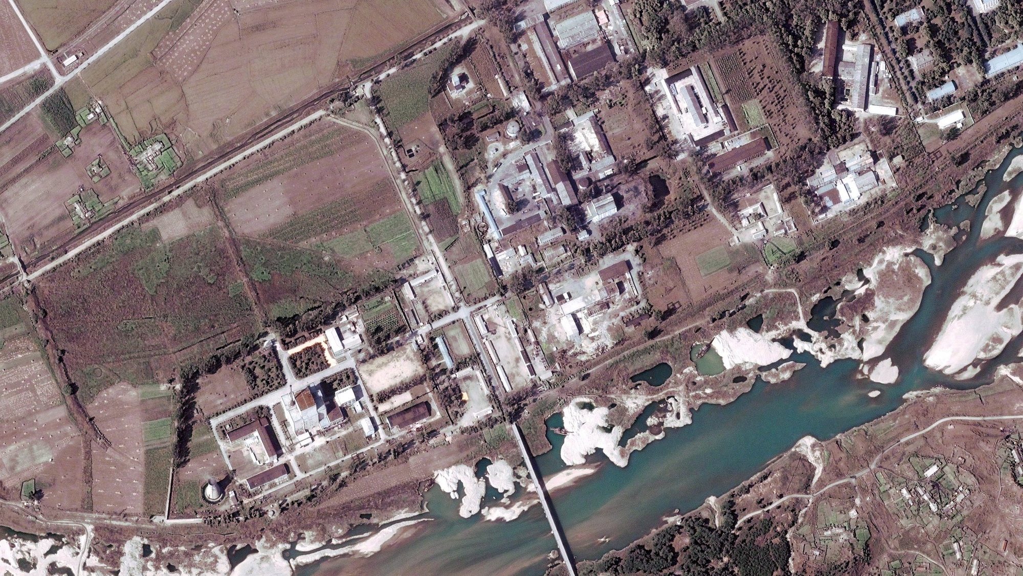 epa03647418 (FILE) A file handout satelite image provided by DigitalGlobe and dated 29 September 2004 shows the Yongbyon complex nuclear facility, some 100 km north of Pyongyang, North Korea. According to media reports on 02 April 2013, North Korea has announced that it will reopen the Yongbyon nuclear complex which was closed in 2007.  EPA/DIGITAL GLOBE / HANDOUT MANDATORY CREDIT HANDOUT EDITORIAL USE ONLY/NO SALES