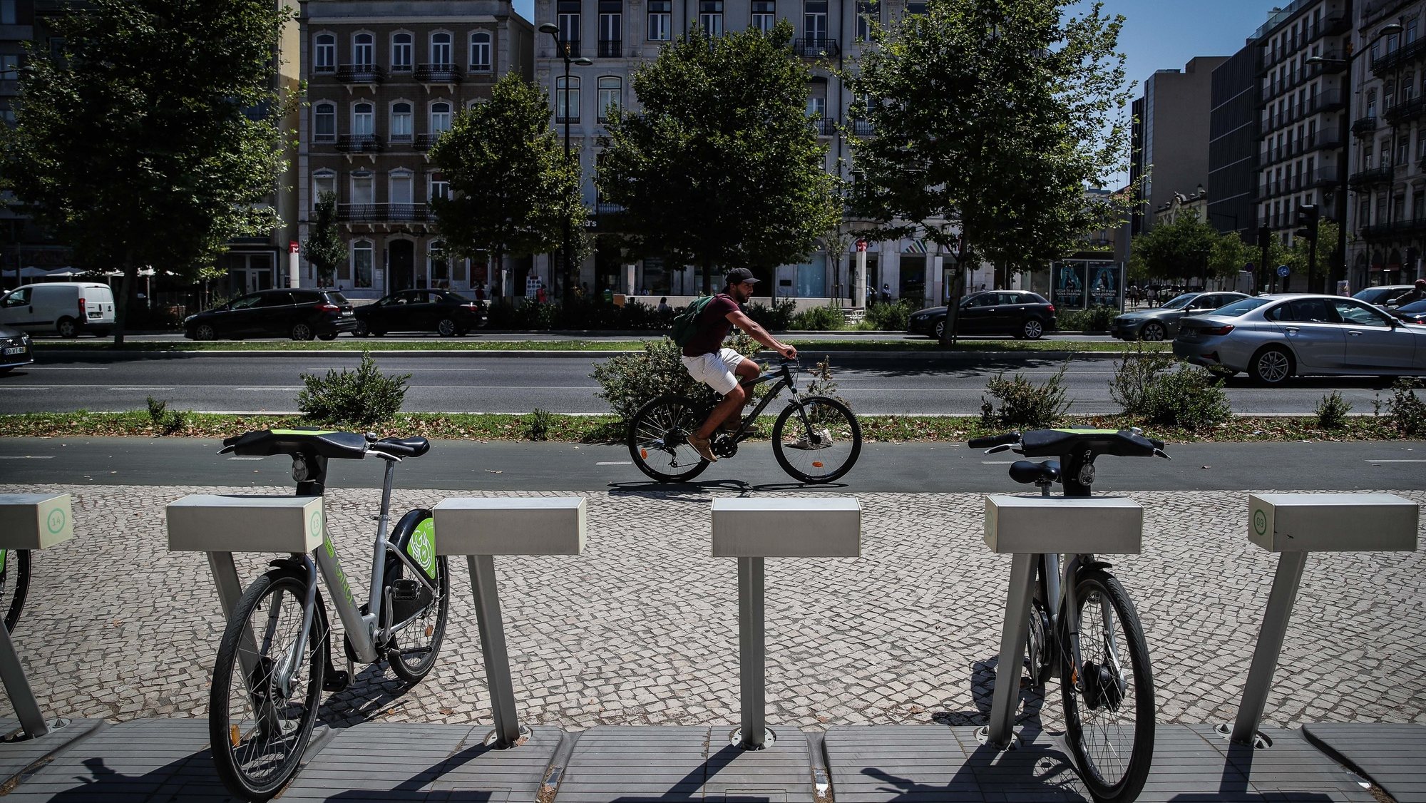 Uma pessoa utiliza uma bicicleta da rede de bicicletas partilhadas Gira, em Lisboa, em Lisboa, 16 de julho de 2020. (ACOMPANHA TEXTO DA LUSA DO DIA 18 DE JULHO DE 2020). MÁRIO CRUZ/LUSA