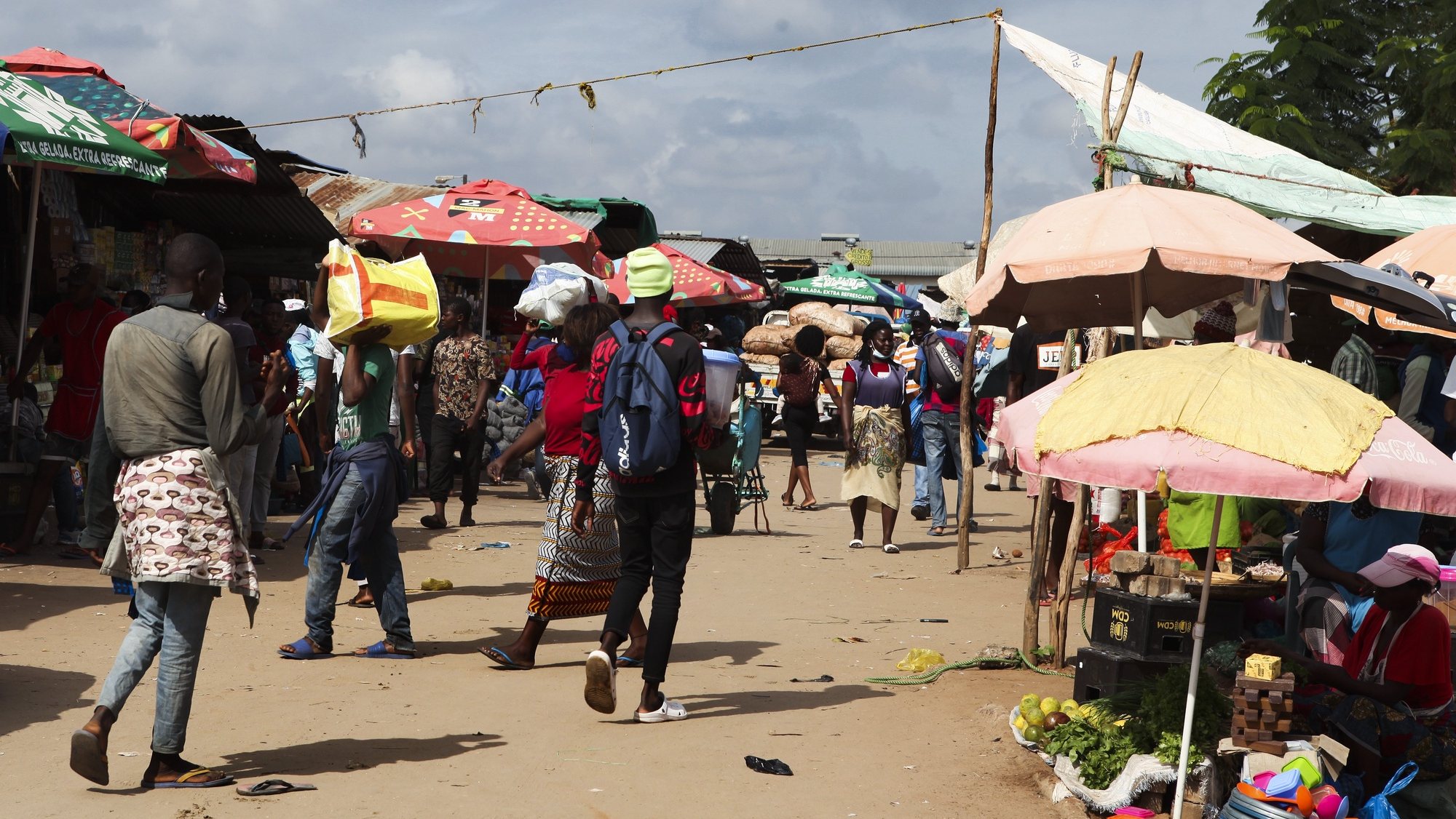Mercado grossista do Zimpeto, em Maputo, Moçambique, 25 de abril de 2022. Famílias de Maputo já levam menos compras para casa e começam a mudar de hábitos alimentares, como deixar a comida do jantar para o pequeno-almoço do dia seguinte, sem pão, devido à subida de preços na capital. LUÍSA NHANTUMBO/LUSA
