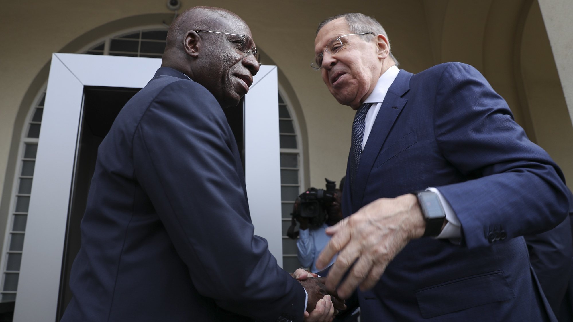 Russia&#039;s Foreign Minister Sergei Lavrov (R) is welcomed by Angola&#039;s Foreign Affairs Minister Tete Antonio (L) on arrival at the Affairs Minister in Luanda, Angola, 25 January 2023. The Foreign Affairs official&#039;s working visit comes at a time when Angola, after taking a neutral stance on the war in Ukraine by abstaining from voting on a United Nations resolution condemning the Russian invasion in March, joined in October the majority of countries that condemned Russia&#039;s annexation of Ukrainian territories. AMPE ROGERIO/LUSA
