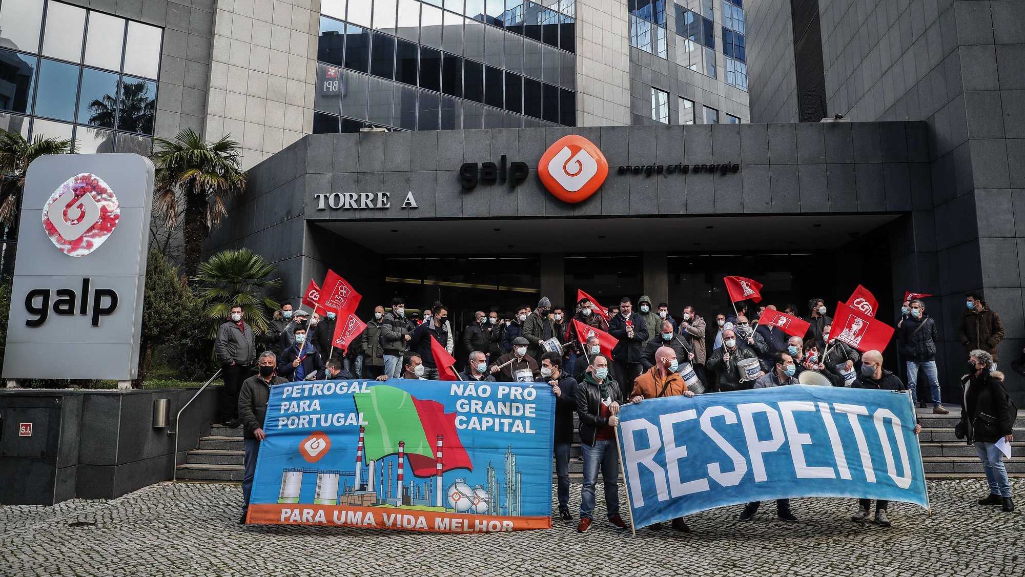 Trabalhadores da Petrogal (Grupo Galp Energia) participam no protesto contra a decisão da administração de encerrar a refinaria instalada em Matosinhos, frente à sede da Petrogal em Lisboa, 2 de fevereiro de 2021. MÁRIO CRUZ/LUSA