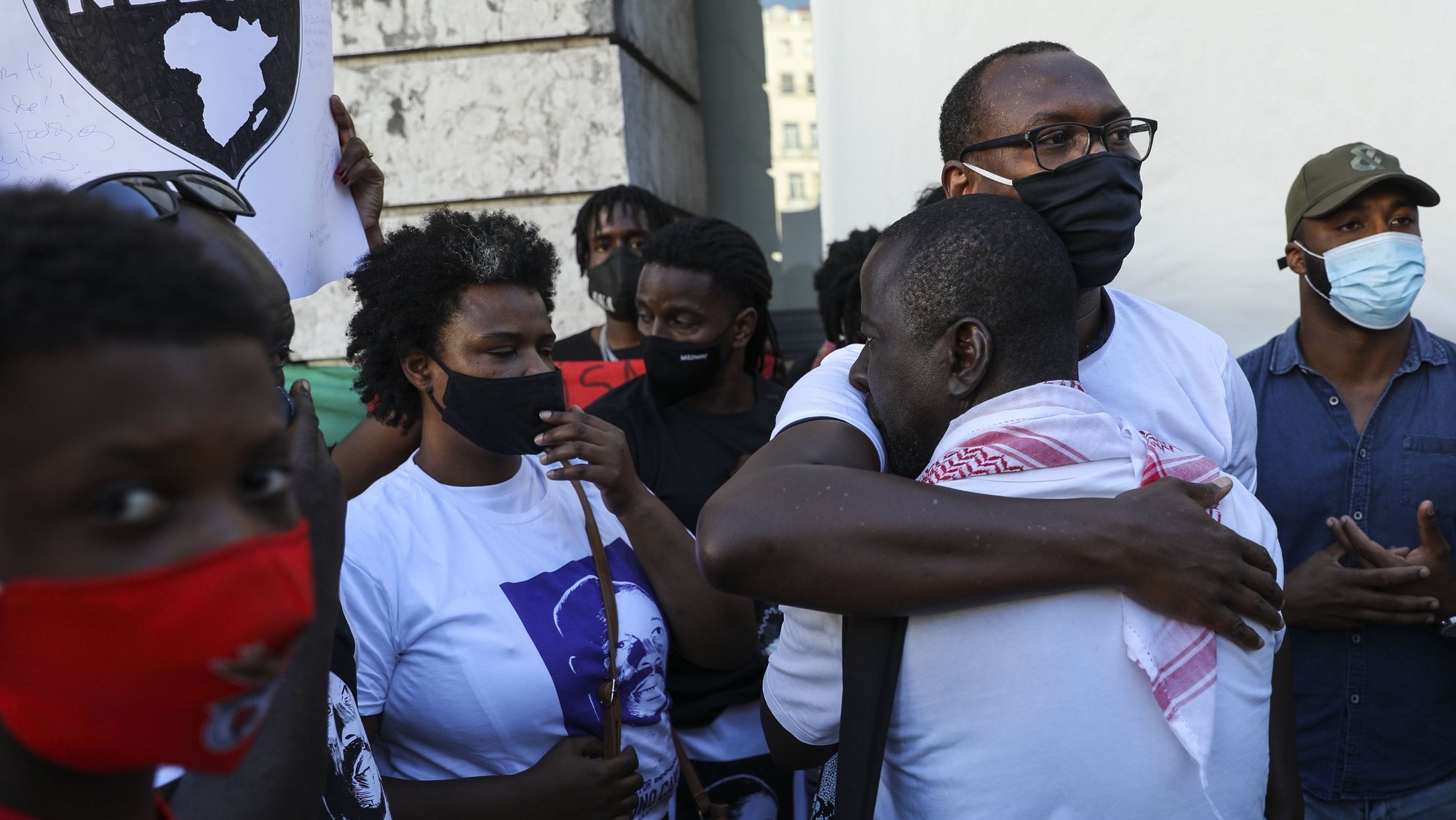 O dirigente da SOS Racismo Mamadou Ba (2D), e a A mulher de Bruno Candé, Sali (E), durante a manifestação contra morte de ator Bruno Candé