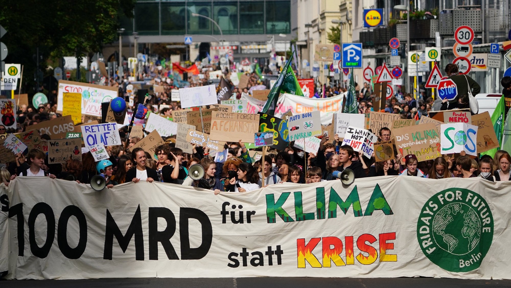 epa10201122 Demonstrators attend a Global Climate Strike rally of Fridays for Future in Berlin, Germany, 23 September 2022. Fridays for Future demonstrate for a system change and climate justice.  EPA/CLEMENS BILAN