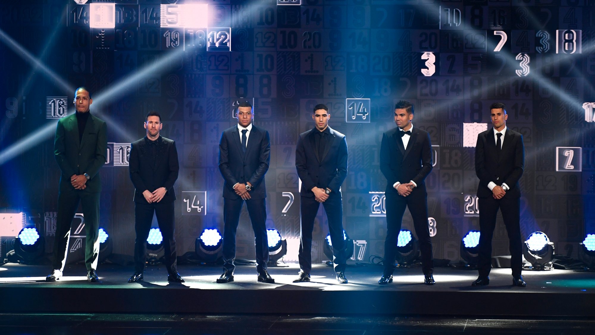 João Cancelo foi eleito para o Melhor Onze de 2022, tendo recebido o prémio ao lado de jogadores como Van Dijk, Messi, Mbappé, Hakimi ou Casemiro