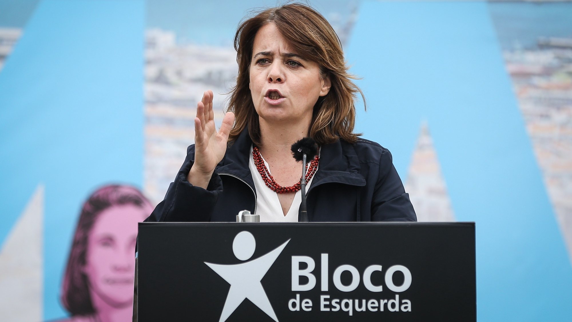 A coordenadora do Bloco de Esquerda (BE), Catarina Martins, discursa durante a apresentação dos candidatos aos órgãos autárquicos do Bloco de Esquerda, em Almada, 16 de maio de 2021.  RODRIGO ANTUNES/LUSA