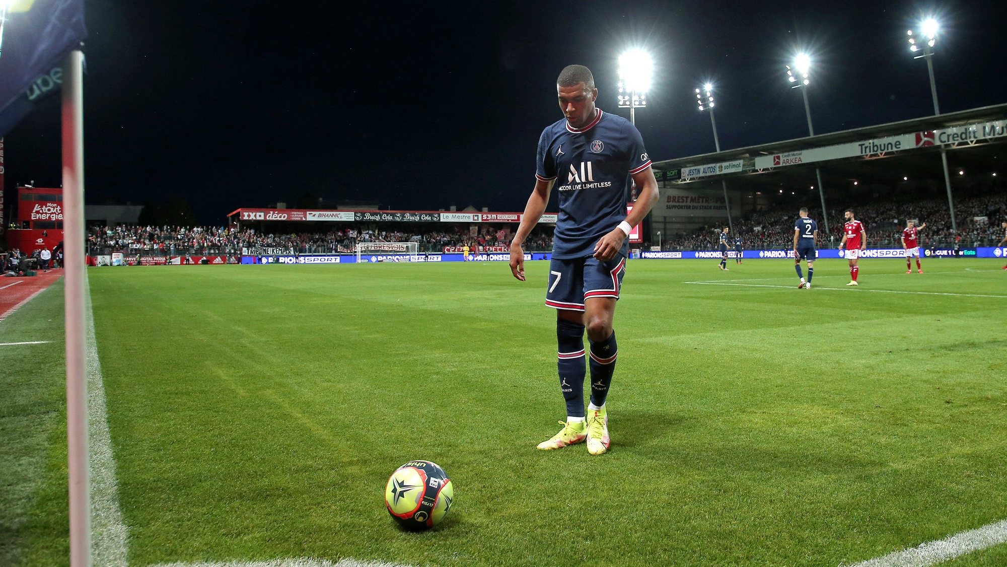 epa09422499 Paris Saint Germain&#039;s Kylian Mbappe in action during the French Ligue 1 soccer match between Paris Saint Germain and the Stade Brestois in Brest, France, 20 August 2021.  EPA/Christophe Petit Tesson
