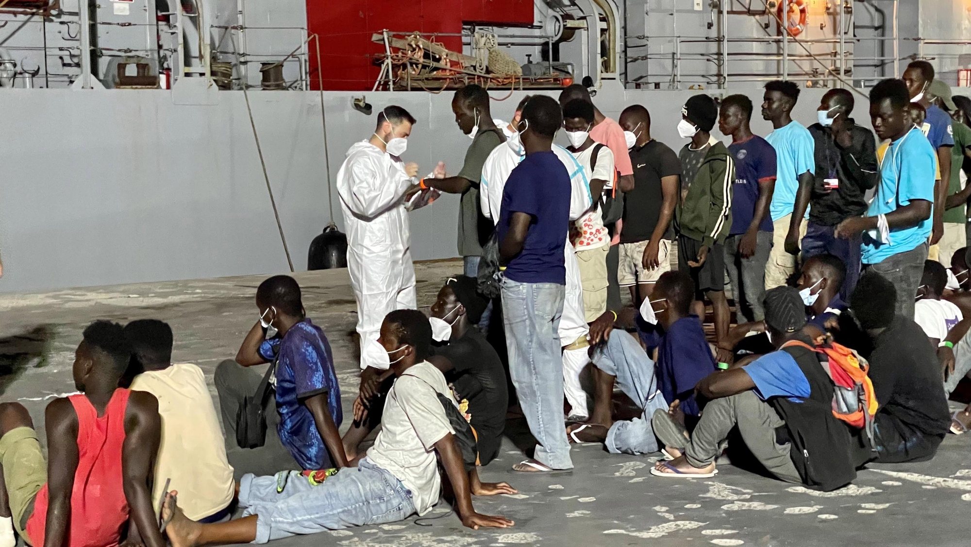 epa10753425 Around 700 migrants wait to board an Italian Navy ship to be taken to Messina and Calabria, from Lampedua, Italy, early 18 July 2023. Over 2,000 people are present in the hotspot of the island Lampedusa.  EPA/ELIO DESIDERIO