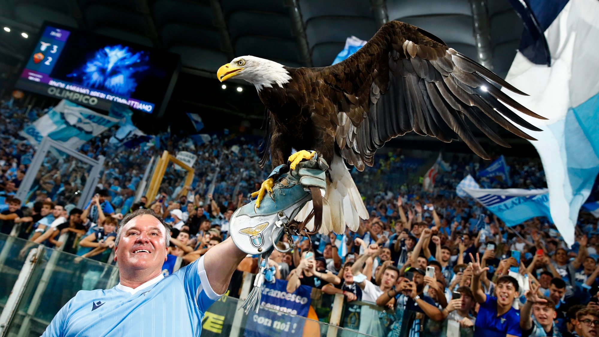 Juan Bernabé estava encarregue do voo da águia Olympia no Estádio Olímpico de Roma há pouco mais de uma década