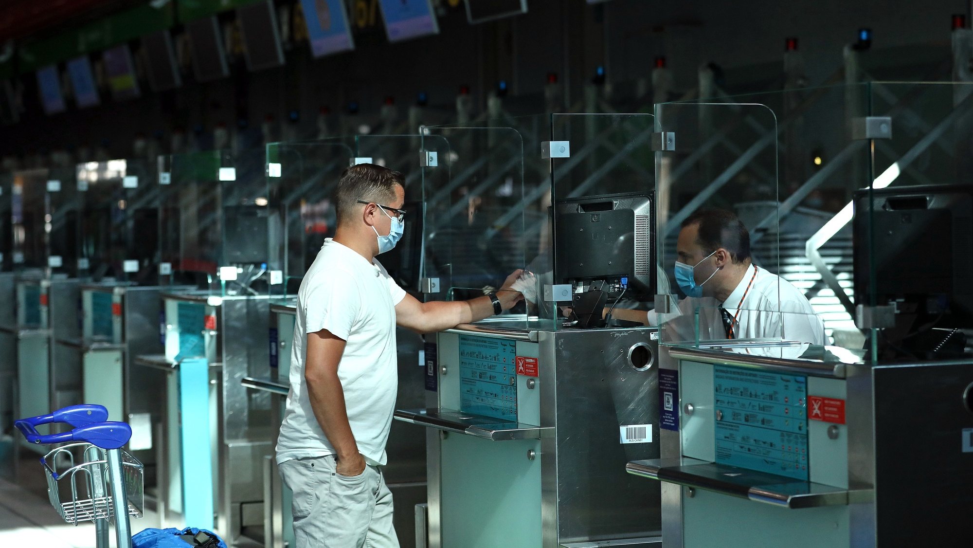Um passageiro efetua o check-in no aeroporto Humberto Delgado