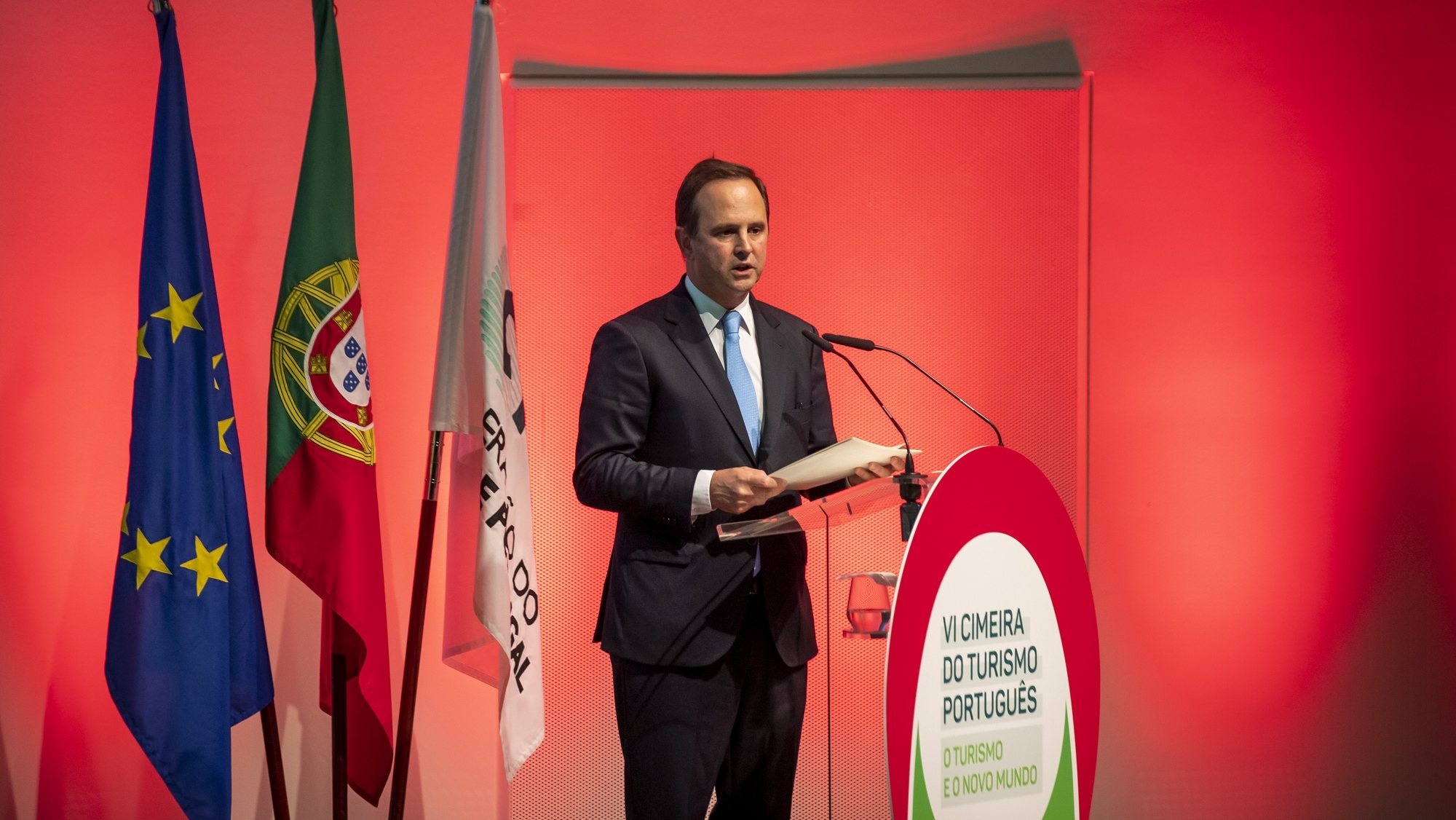 O ministro das Finanças, Fernando Medina, usa da palavra durante a VI Cimeira do Turismo Português, no auditório da Fundação Champalimaud, em Lisboa, 27 de setembro 2022. JOSÉ SENA GOULÃO/LUSA