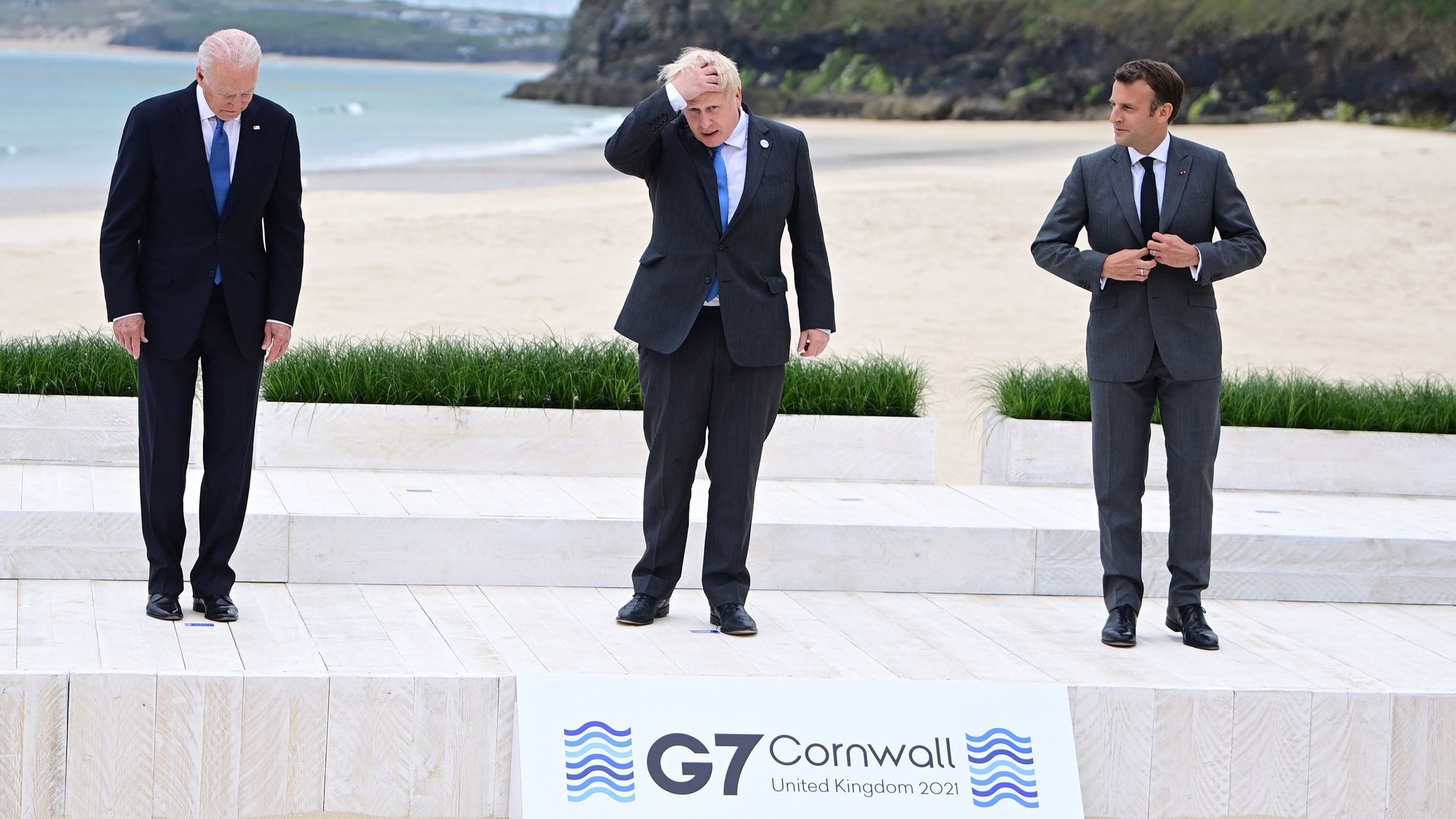 epa09262174 US President Joe Biden (L) Britain&#039;s Prime Minister Boris Johnson (C) and France&#039;s President Emanuel Macron (R) pose for the family photo during the G7 Summit in Carbis Bay, Britain, 11 June 2021. Britain will held the G7 summit in Cornwall in from 11 to 13 June 2021.  EPA/NEIL HALL/INTERNATIONAL POOL
