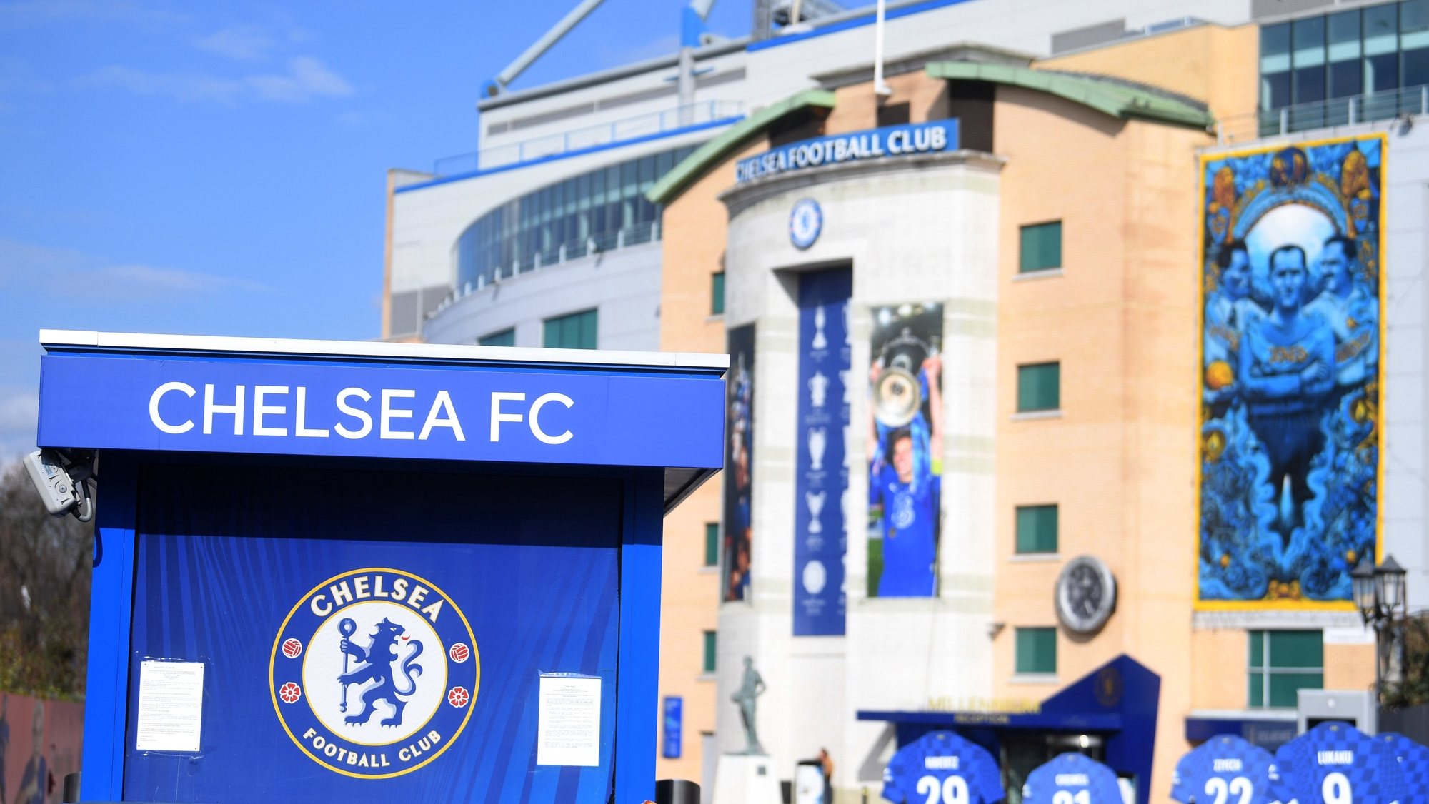 epa09814467 General view of the Chelsea Football Club&#039;s ground at Stamford Bridge in west London, Britain, 10 March 2022. Chelsea FC owner Roman Abramovich has been sanctioned by the UK government as part of its response to Russia&#039;s invasion of Ukraine.  EPA/NEIL HALL