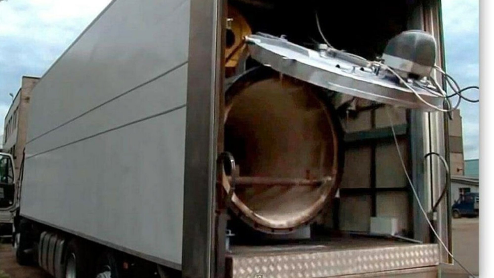 As imagens que correram a internet como sendo de um crematório móvel usados pelas tropas russas são de um incinerador de resíduos biológicos