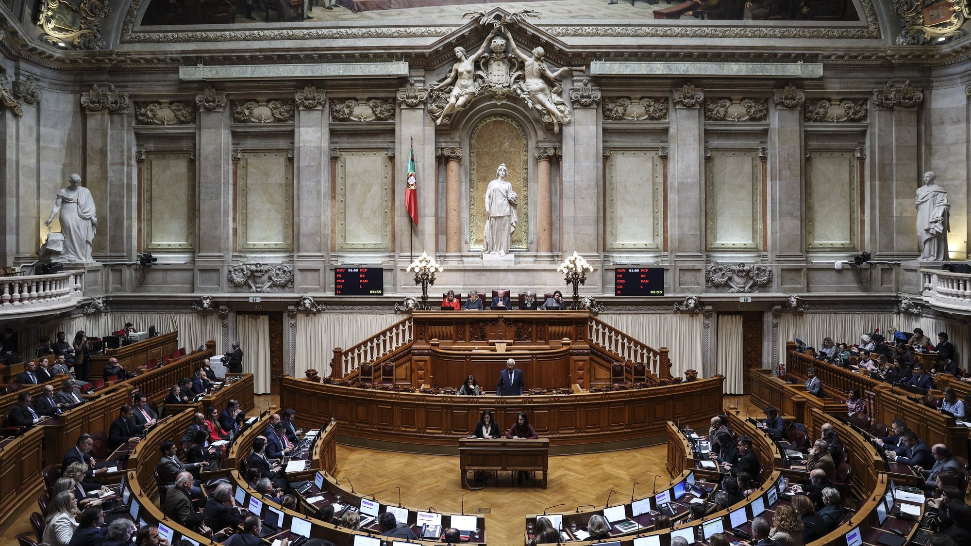 O primeiro-ministro António Costa intervém no debate parlamentar preparatório do Conselho Europeu, esta tarde na Assembleia da República em Lisboa, 8 de fevereiro de 2023. MIGUEL A. LOPES/LUSA