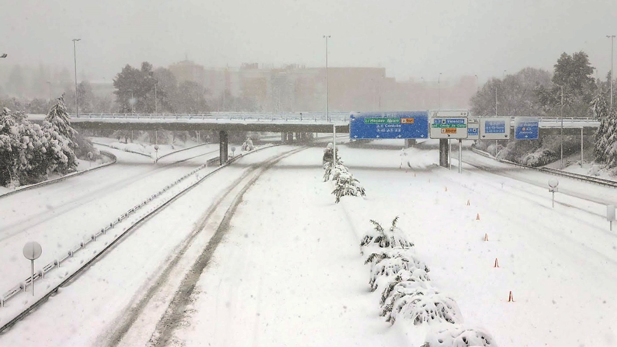 epa08928117 The M30 ring road is seen covered in a thick layer of snow in Madrid, Spain, 09 January 2021. Storm Filomena brought the heaviest snowfall in decades.  EPA/Francisco Camino