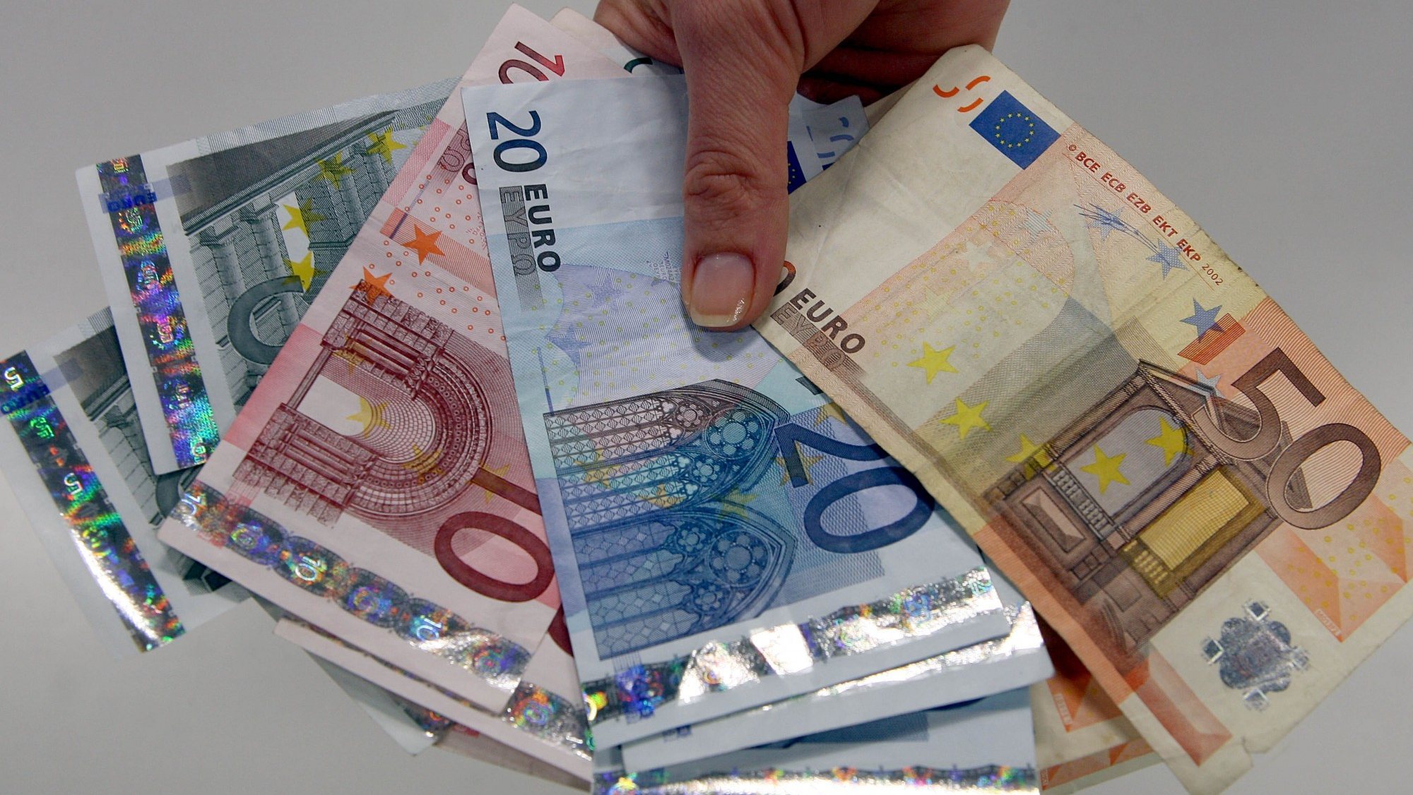 Nos anteriores leilões a estes prazos, Portugal colocou 300 milhões de euros a três meses a uma taxa média de -0,501% e 950 milhões de euros a 11 meses a uma taxa de juro de -0,473%