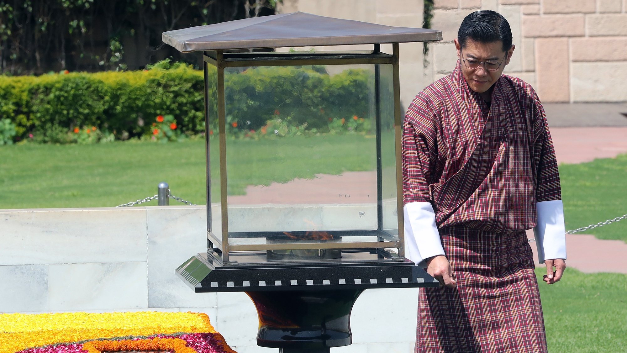 epa10557704 King Jigme Khesar Namgyel Wangchuck of Bhutan pays his respects at the Raj Ghat memorial dedicated to Mahatma Gandhi, in New Delhi, India, 04 April 2023. King Wangchuck is on a three days official visit to India to strengthen the bilateral ties between the two countries.  EPA/HARISH TYAGI