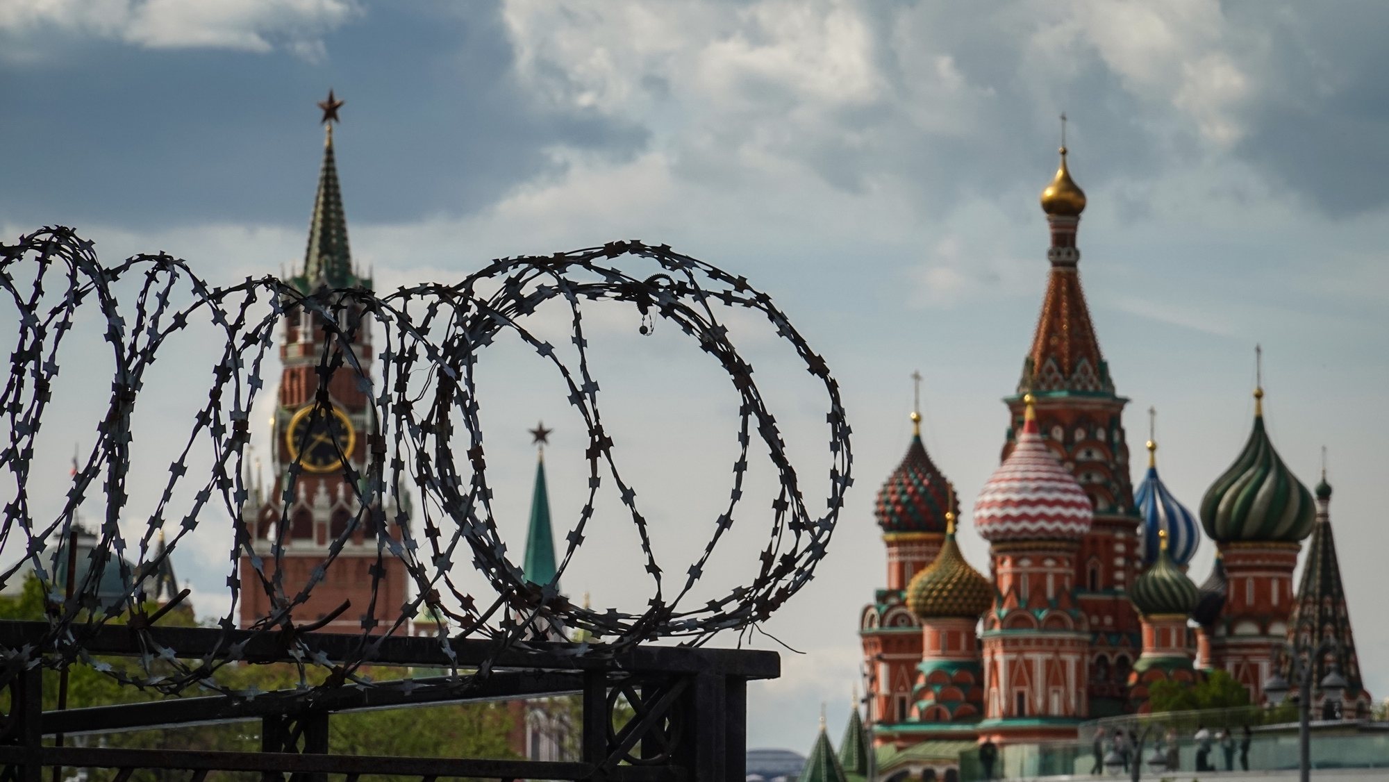 epa11358027 Barbed wire in front of the Kremlin Spasskaya Tower (L) and St. Basil&#039;s Cathedral (R) in Moscow, Russia, 21 May 2024.  EPA/YURI KOCHETKOV