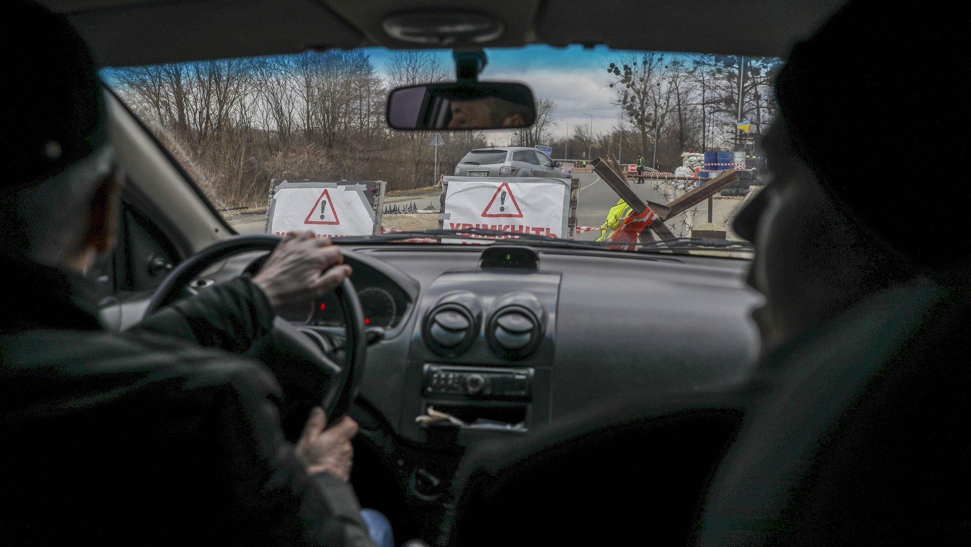 epa09811505 A security check point ran by local residents near Lviv, Ukraine, 08 March 2022. According to the United Nations (UN), at least 1.5 million people have fled Ukraine to neighboring countries since the beginning of Russia&#039;s invasion on 24 February.  EPA/MIGUEL A. LOPES