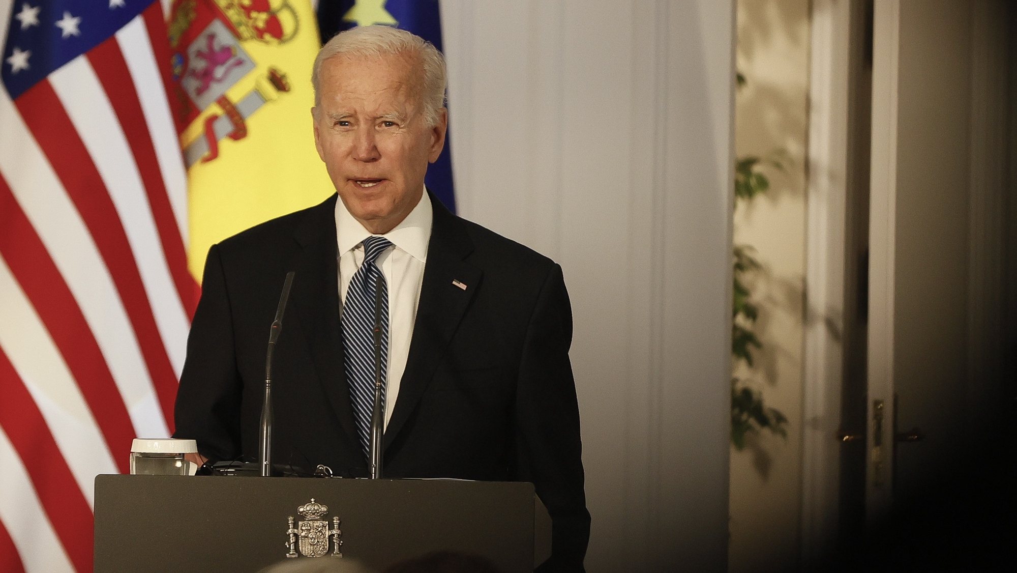 epa10039032 US President, Joe Biden (C), attends a press conference with Spain&#039;s Prime Minister, Pedro Sanchez (not pictured) at Moncloa Palace, in Madrid, Spain, 28 June 2022. Heads of State and Government from NATO&#039;s member countries and key partners are gathering in Madrid to discuss important issues facing the Alliance and endorse NATO&#039;s new Strategic Concept, the Organization said.  EPA/Brais Lorenzo