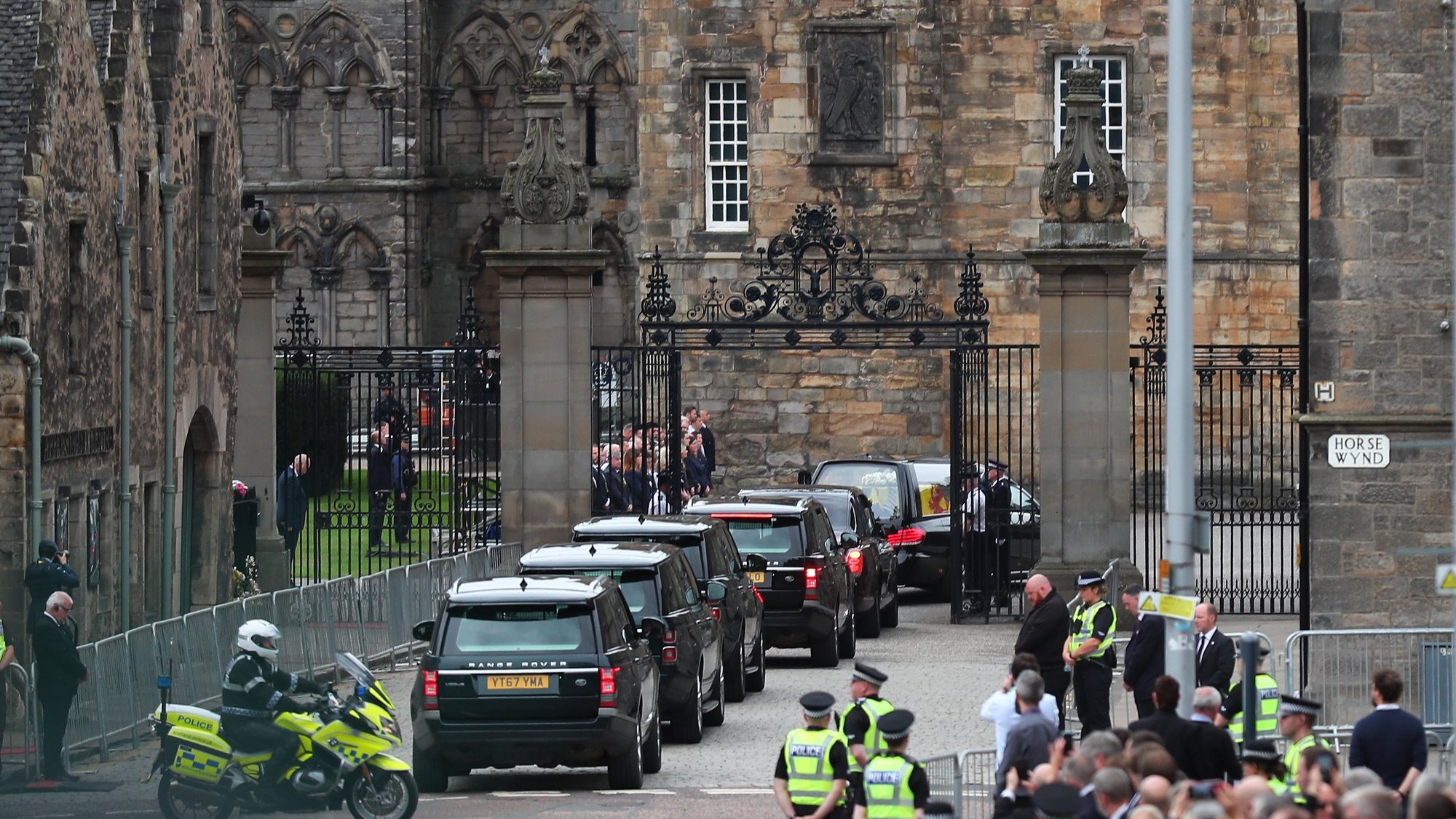 Chegada do caixão com o corpo da Rainha Isabel II ao Palácio de Holyrood, Edimburgo, Escócia, Grã-Bretanha, 11 de setembro de 2022. A Rainha Isabel II morreu a 08 de setembro aos 96 anos no Castelo de Balmoral, na Escócia, após mais de 70 anos do mais longo reinado da história do Reino Unido. NUNO VEIGA/LUSA