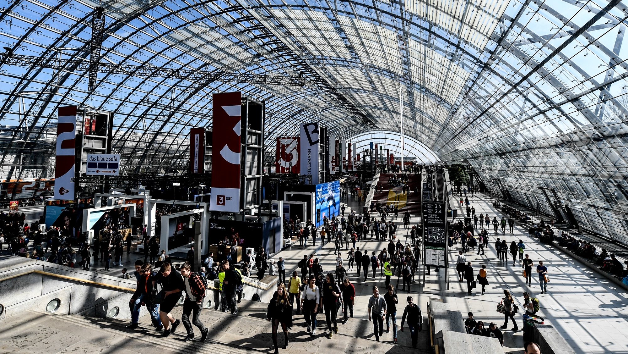 epa08266367 (FILE) - Visitors attend the Leipzig Book Fair, in Leipzig, Germany, 21 March 2019 (reissued 03 March 2020). According to media reports, organizers are thinking about wether to cancel or go on with the Leipzig Book Fair 2020 due to coronavirus Covid-19 spread. The fair is planned on on 12 to 15 March.  EPA/FILIP SINGER *** Local Caption *** 55070917