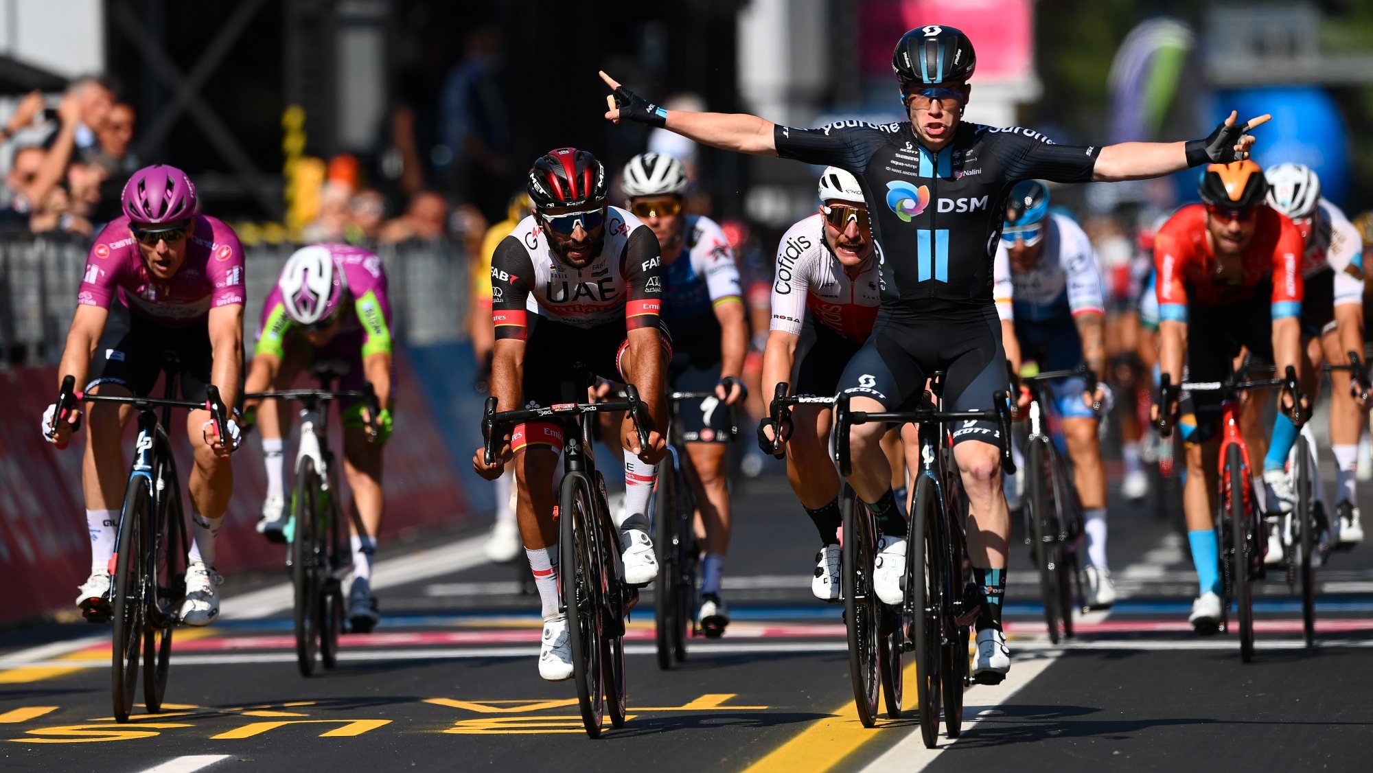 Démare e Gaviria chegaram aos últimos metros numa aparente melhor posição mas foi Dainese a conseguir a primeira vitória transalpina neste Giro de 2022