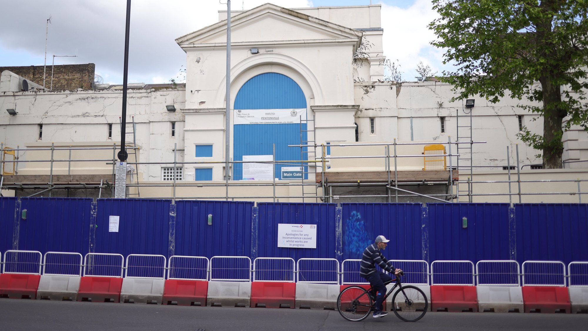 epa11342399 Pentonville Prison in London, Britain, 15 May 2024. The UK government will delay the start of court cases and allow some suspects bail release to prevent overcrowding in prison. The emergency measure known as Operation Early Dawn, that started on 15 May, is expected to last for a week.  EPA/NEIL HALL