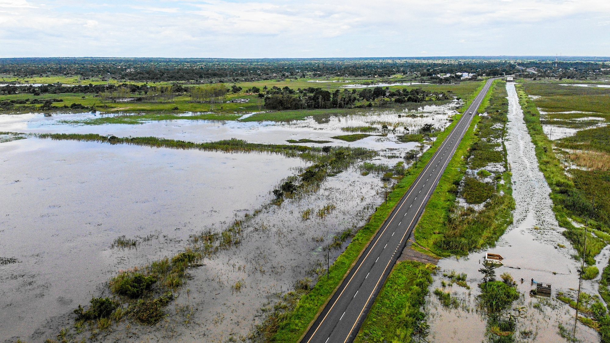 Imagem aérea obtida por um drone da estrada que liga a cidade da Beira a Nhamatanda, inundada devido à passagem do ciclone Eloise, Moçambique,