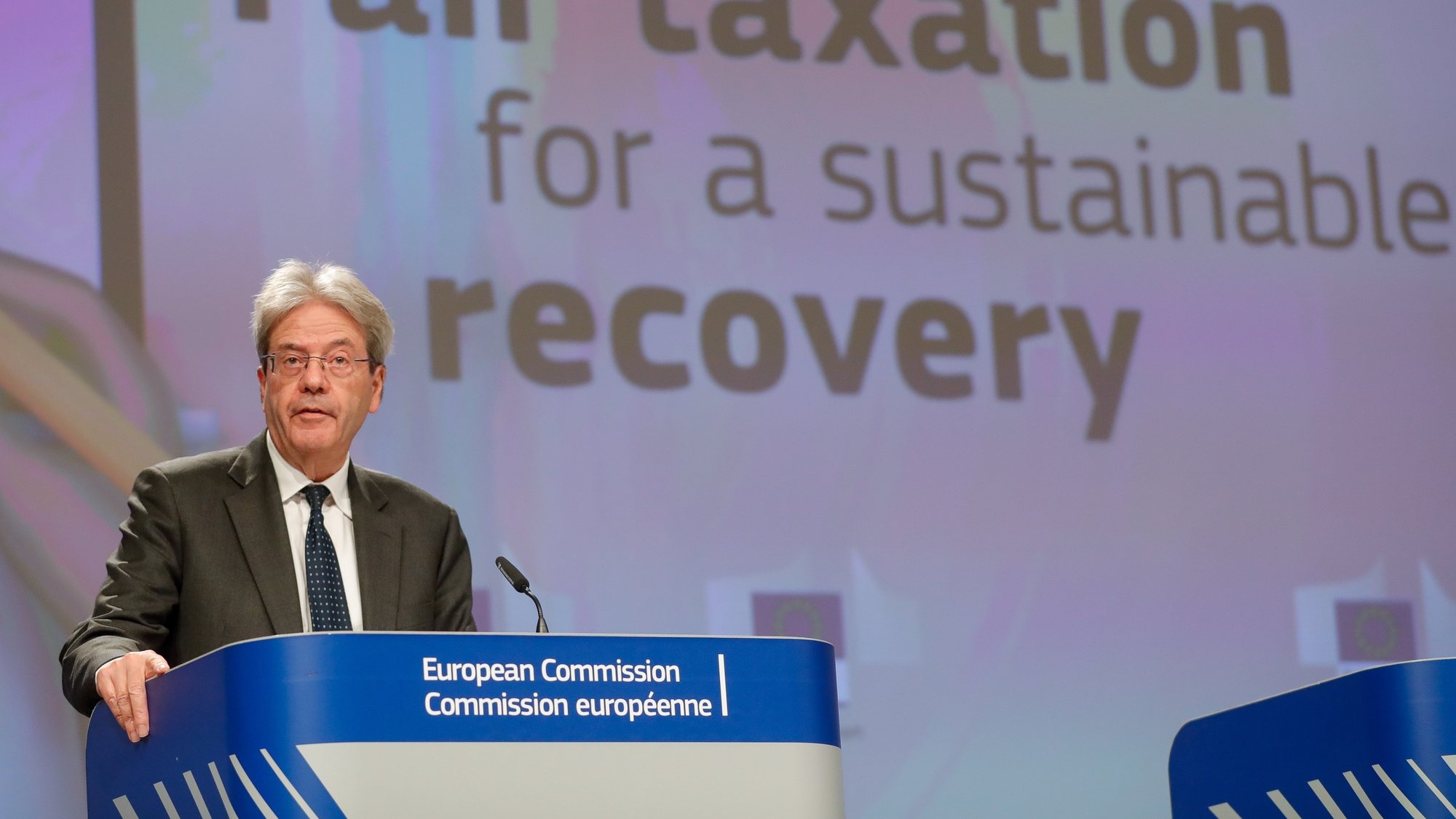 epa09653537 EU Commissioner for Economy Paolo Gentiloni gives a press conference on global corporate taxation and shell entities at the Berlaymont, in Brussels, Belgium, 22 December 2021.  EPA/STEPHANIE LECOCQ