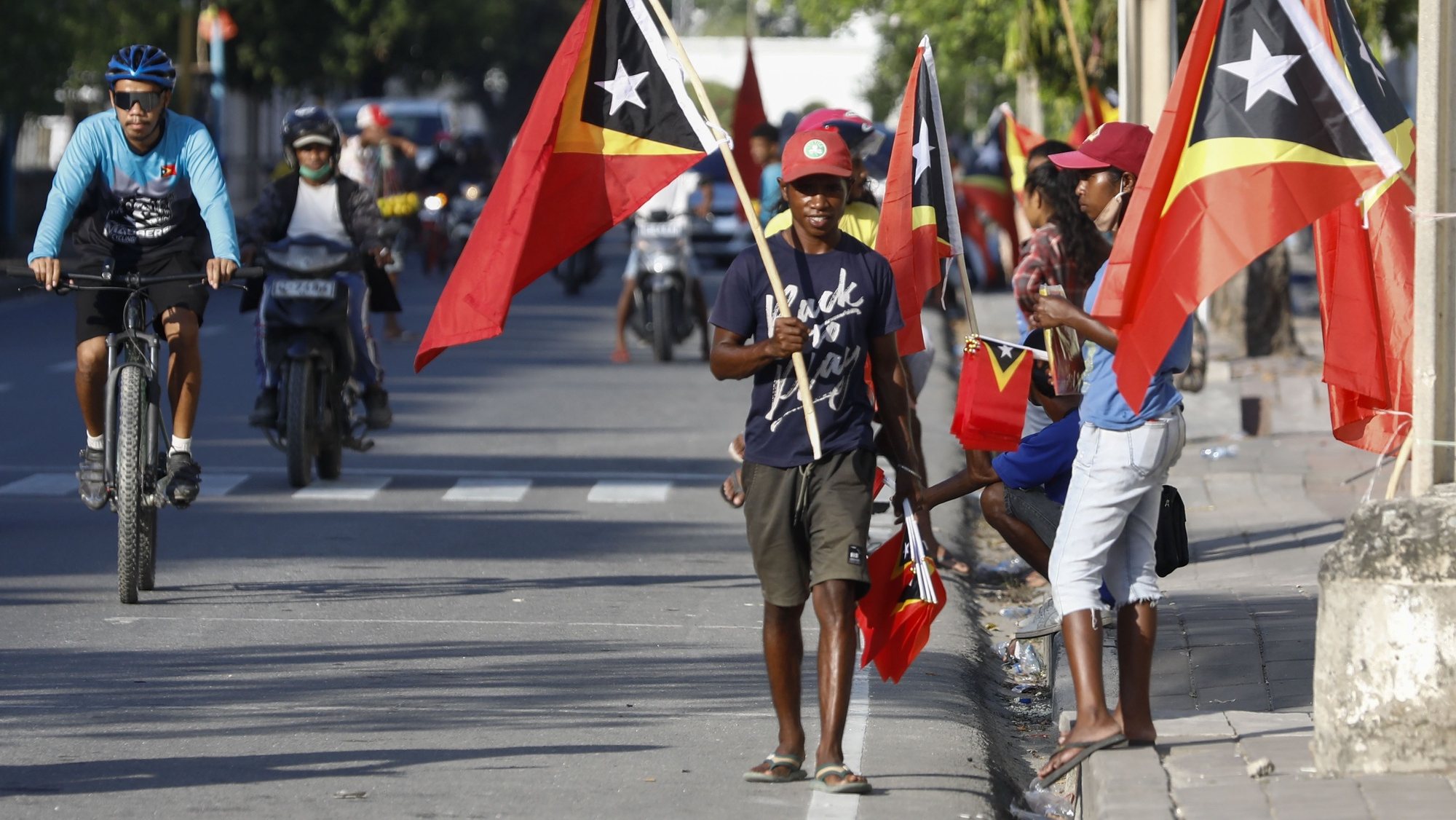A poucos dias dos 20 anos da restauração da independência de Timor-Leste, bandeiras de todos os tamanhos do país, são agora o principal negócio para os vendedores de rua que se espalham pela capital  em Dili, Timor-Leste, 15 de maio de 2022.  (ACOMMPANHA TEXTO DO DIA 16 MAIO 2022). ANTÓNIO COTRIM/LUSA