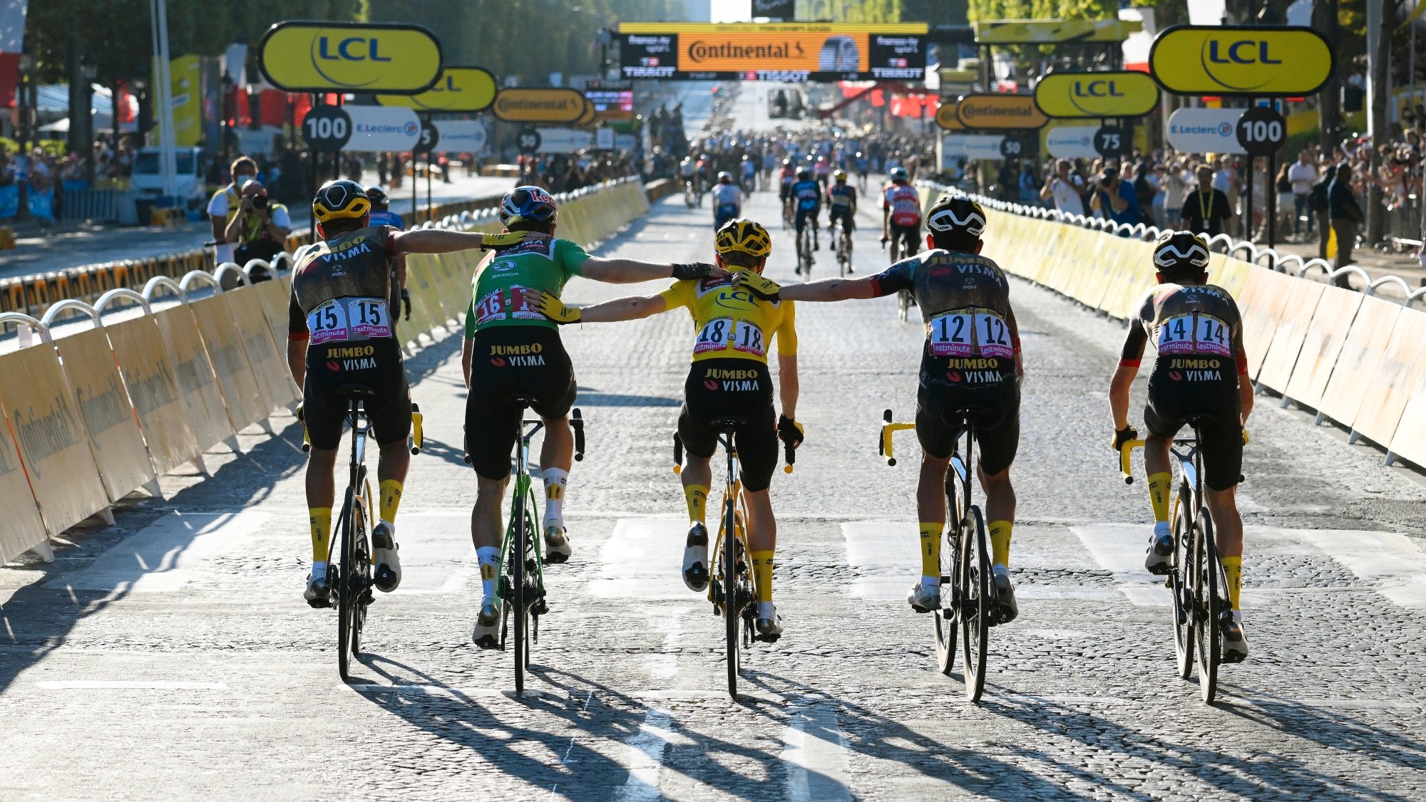 Jonas Vingegaard e a equipa da Jumbo-Visma passaram juntos a linha de meta na última etapa da Volta a França