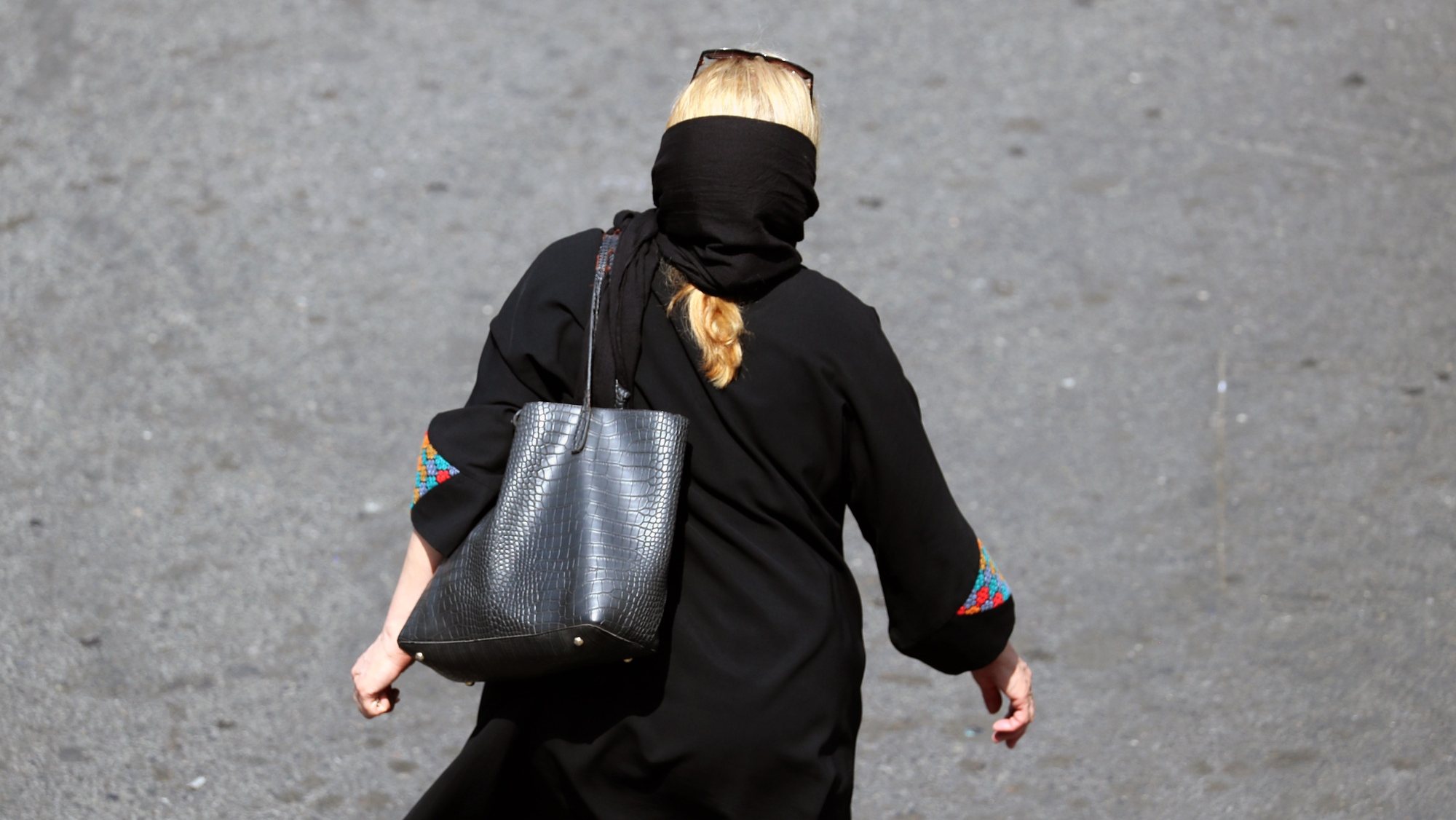 epaselect epa10193160 An Iranian woman walks past in a street, in Tehran, Iran, 19 September 2022. Mahsa Amini, a 22 year old girl, was detained on 13 September by the police unit responsible for enforcing Iran&#039;s strict dress code for women. Amini was declared dead on 16 September, after she spent 3 days in a coma. Protests broke out in Saqez, hometown of Amini during her funeral on 17 September.  EPA/ABEDIN TAHERKENAREH