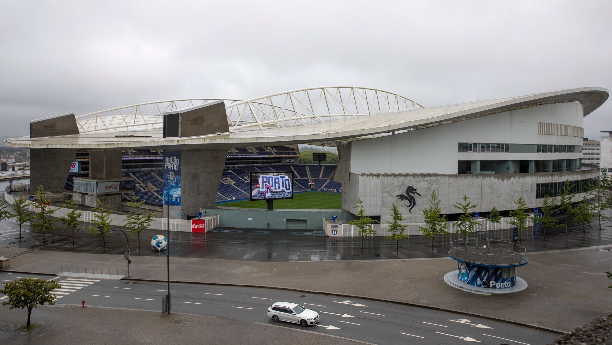 epa09196855 General view of the Dragao Stadium in Porto, Portugal, 13 May 2021. The UEFA announced 13 May 2021 that the UEFA Champions League final on 29 May 2021 between Manchester City and Chelsea FC will moved from Istanbul to the Dragao Stadium in Porto.  EPA/JOSE COELHO