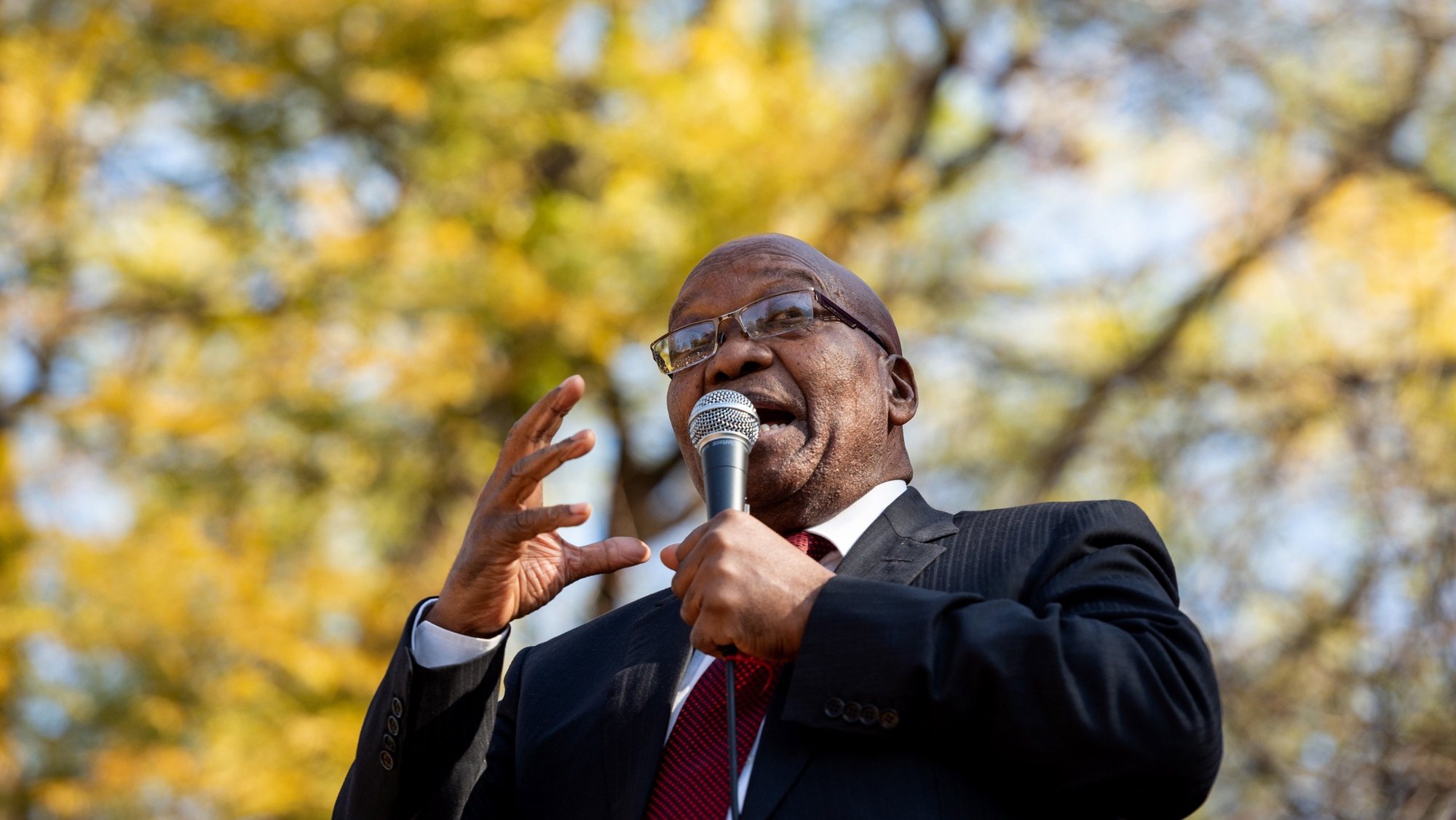 epa09399840 (FILE) - Former South African President Jacob Zuma addresses his supporters after the end of the fourth day of his testimony during the Commission of Inquiry into State Capture in Johannesburg, South Africa, 19 July 2019 (reissued 06 August 2021). South Africa&#039;s Department of Correctional Services on 06 August 2021 confirmed that former president Zuma moved from prison an outside hospital for routine medical observation. Zuma is serving a 15-month sentence for contempt of court.  EPA/YESHIEL PANCHIA
