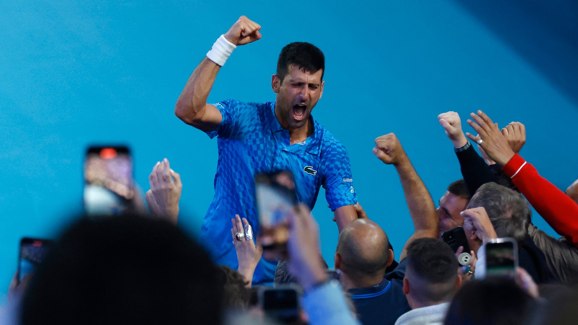 Novak Djokovic subiu ao camarote para comemorar com família e equipa de forma efusiva mas não aguentou as lágrimas e chorou de forma compulsiva pela vitória no Open da Austrália