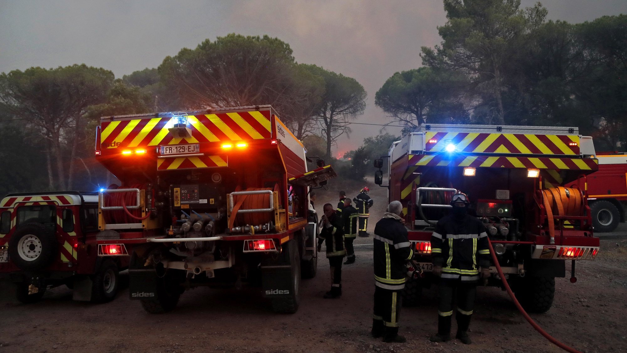 epa09418273 French firefighters try to extinguish a forest fire around Cannet des Maures, France, 17 August 2021. Firefighters are battling wildfires and thousands of residents are evacuated in the area near St. Tropez.  EPA/GUILLAUME HORCAJUELO