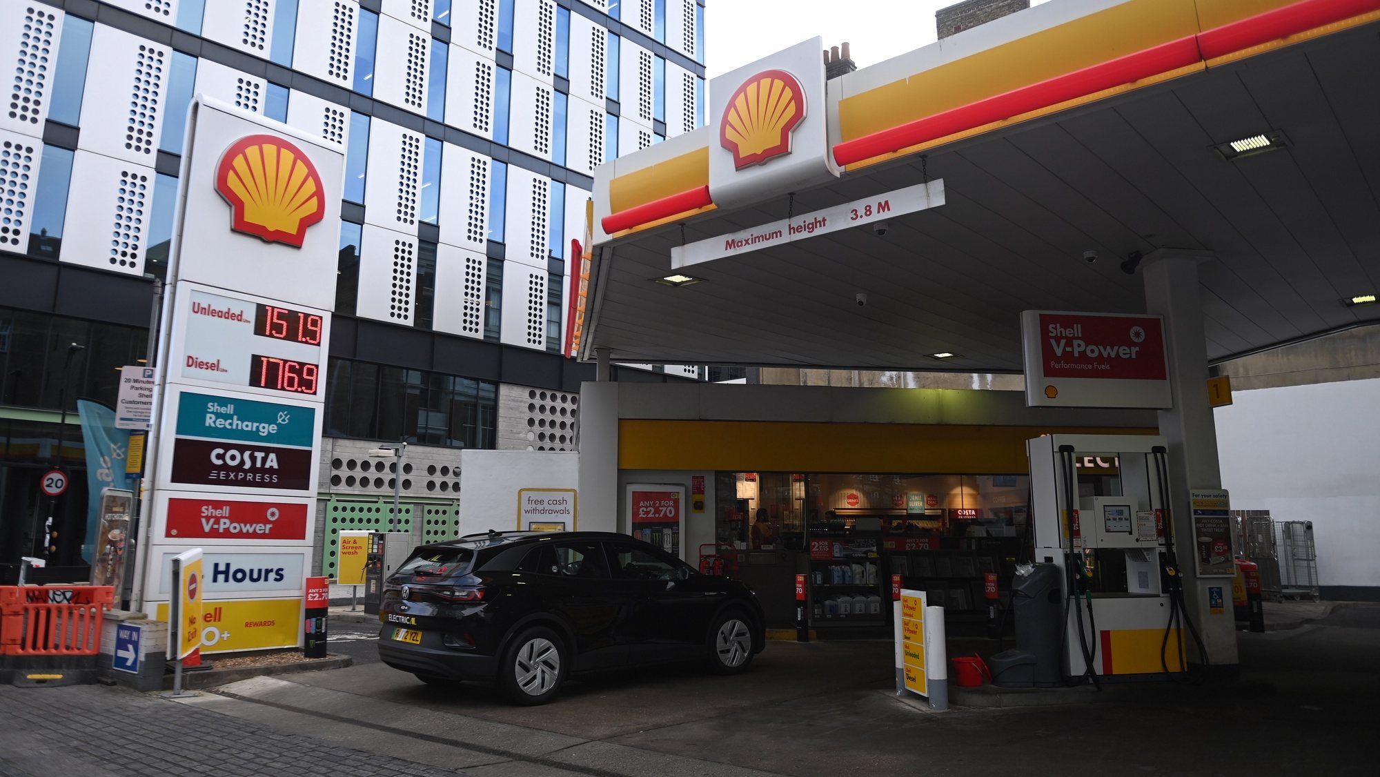 epa10444060 A Shell logo is displayed on a filling station in London, Britain, 02 February 2023. The oil and gas company Shell has reported record annual profits. The 39.9 billion dollar profits in 2022 are double its previous years total and the highest in the company&#039;s 115 year history.  EPA/NEIL HALL