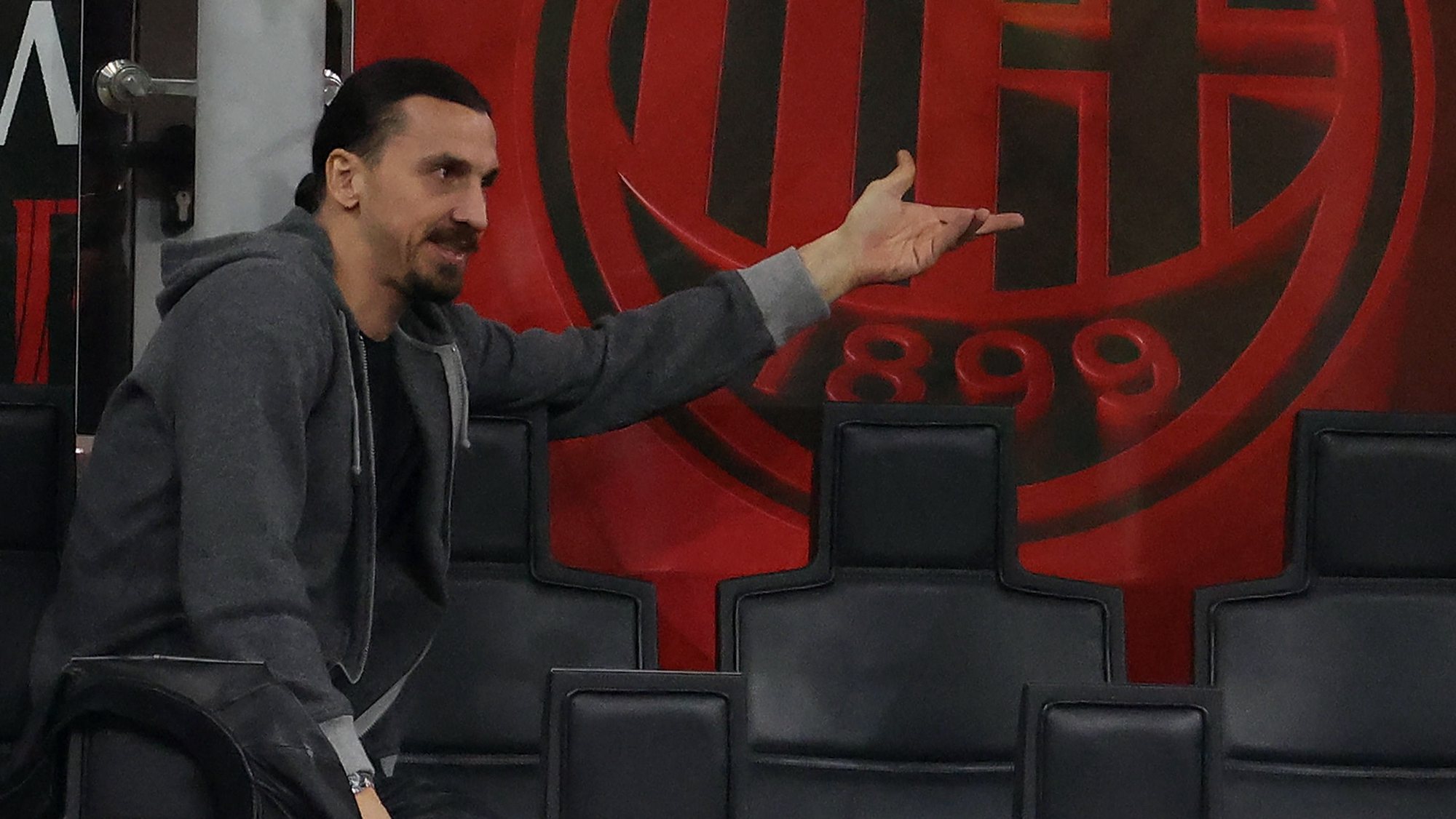 epa09892266 AC Milanâ€™s Zlatan Ibrahimovic reacts during the Italian serie A soccer match between AC Milan and Genoa at Giuseppe Meazza stadium in Milan, 15 April 2022.  EPA/MATTEO BAZZI