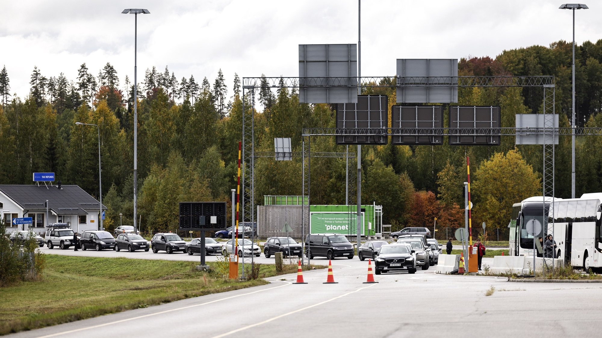 epaselect epa10204487 Vehicles queue to cross from Russia at the border crossing point in Nuijamaa, South Karelia, Finland, 24 September 2022. The Finnish Foreign Ministry said the Russian mobilization and increasing volume of tourists transiting via Finland &#039;are causing serious harm to Finland&#039;s international position and relations&#039;, adding that &#039;the government will issue a resolution to significantly restrict the entry and issuing visas to Russian citizens&#039;. Russian President Vladimir Putin has signed a decree on partial mobilization in the Russian Federation, with mobilization activities starting on 21 September. Russian citizens who are in the reserve will be called up for military service.  EPA/RONI REKOMAA