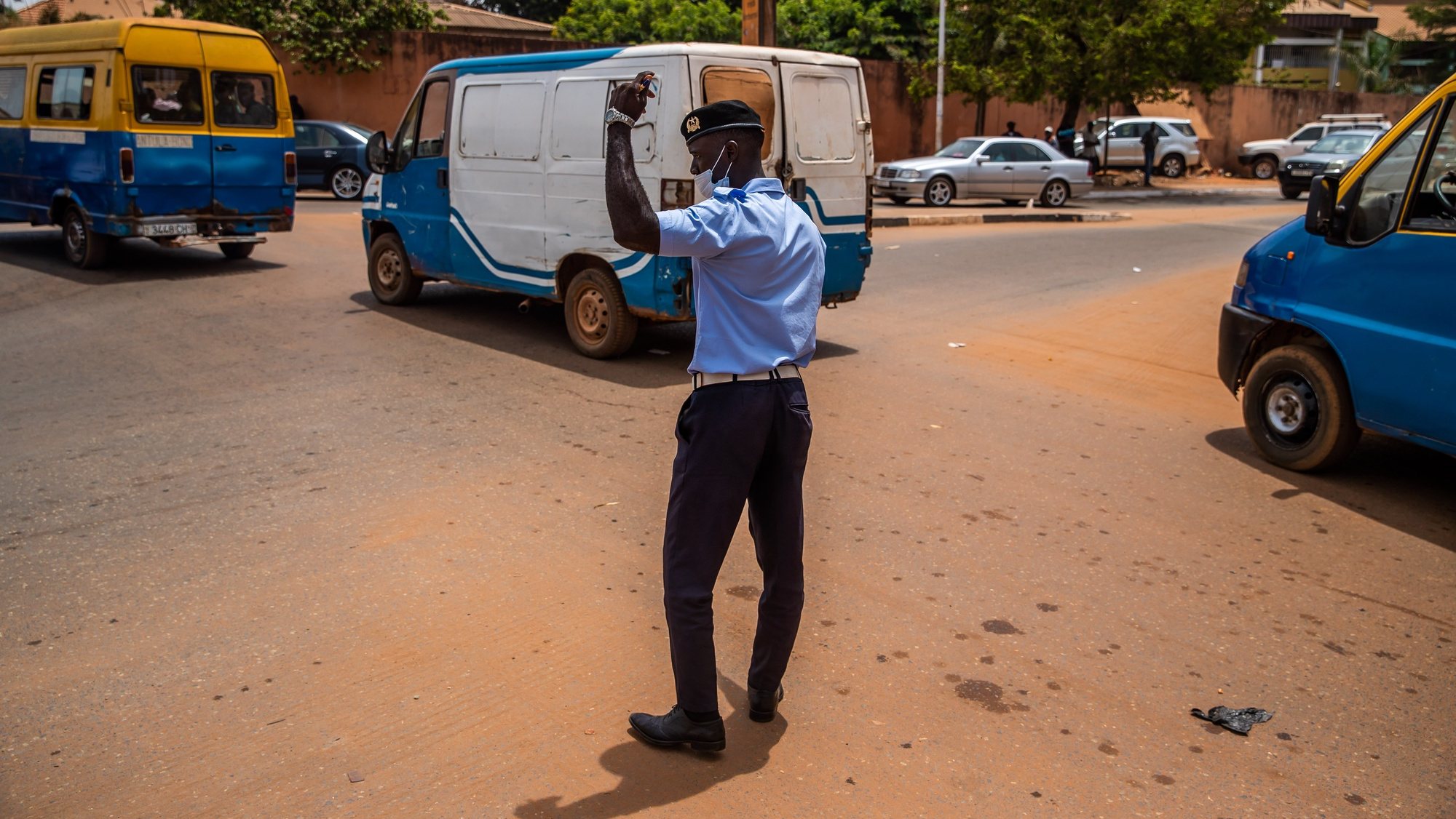 Um polícia controla o trânsito numa rua movimentada em Bissau, na Guiné-Bissau, 17 de maio de 2021. JOSÉ SENA GOULÃO/LUSA