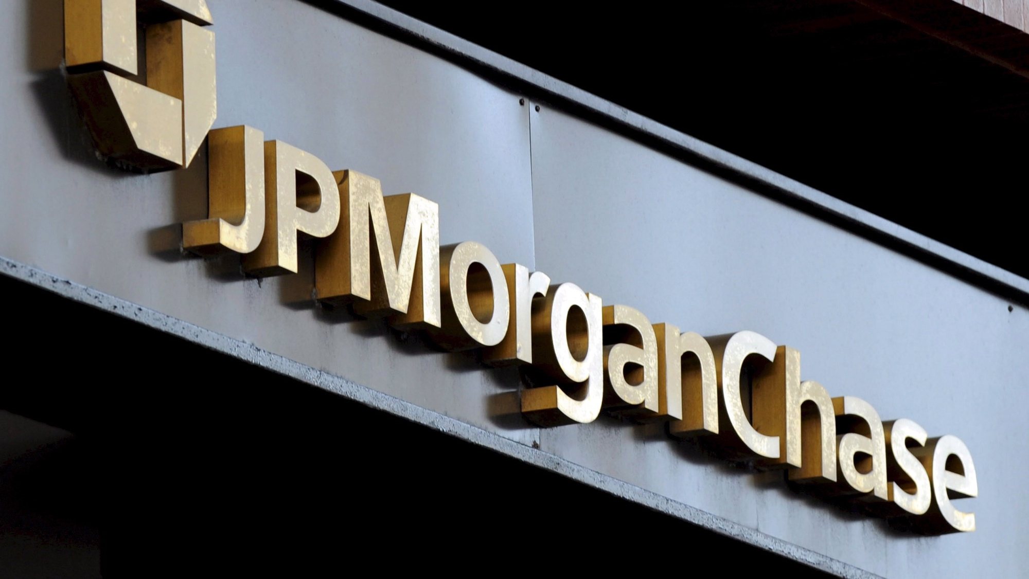 epa08126494 (FILE) - A file photograph dated 17 July 2008 of a sign for JP Morgan Chase bank in New York, New York, USA (reissued 13 January 2020). JPMorgan Chase is to release thei 4th quarter 2019 earnings on 14 January 2020.  EPA/JUSTIN LANE *** Local Caption *** 51110454