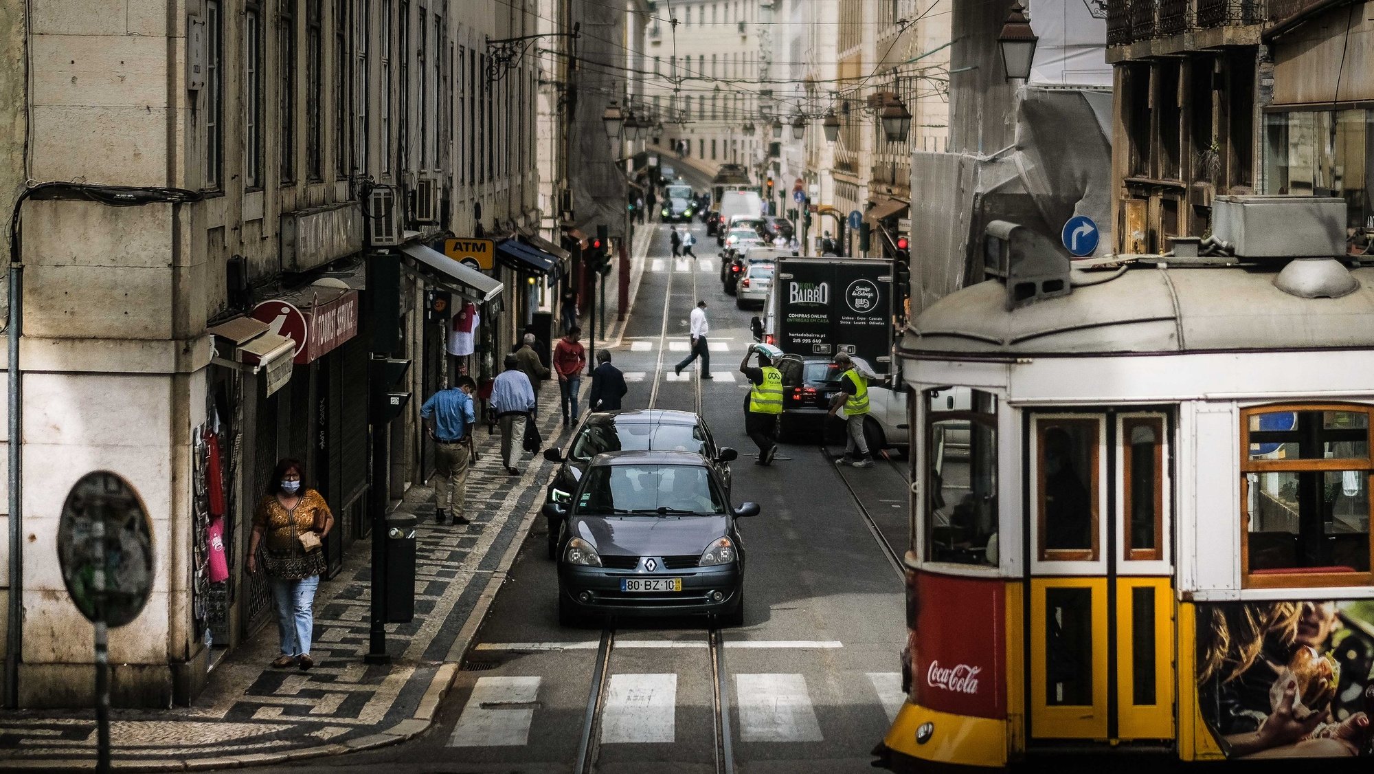 Pessoas caminham para Baixa de Lisboa, 18 de junho de 2021. O Governo decidiu proibir as deslocações de e para a Área Metropolitana de Lisboa (AML) no fim de semana devido à subida dos casos de covid-19 neste território. MÁRIO CRUZ/LUSA