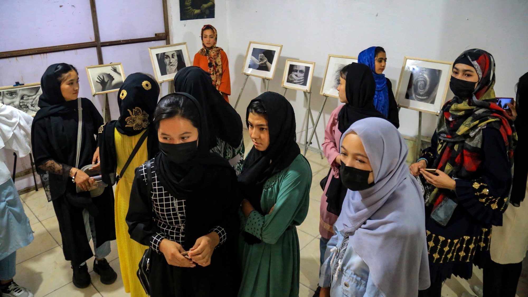 epa10210259 Afghan girls show their art during the first painting exhibition organized by the artistic and literary group &#039;Hashiya&#039; under the name &#039;violence&#039; in protest of the closure of schools, in Kabul, Afghanistan, 27 September 2022. A number of female artists called on the Islamic Emirate to reopen the girls&#039; schools above the sixth grade as soon as possible by organizing a painting exhibition in Kabul.  EPA/STRINGER