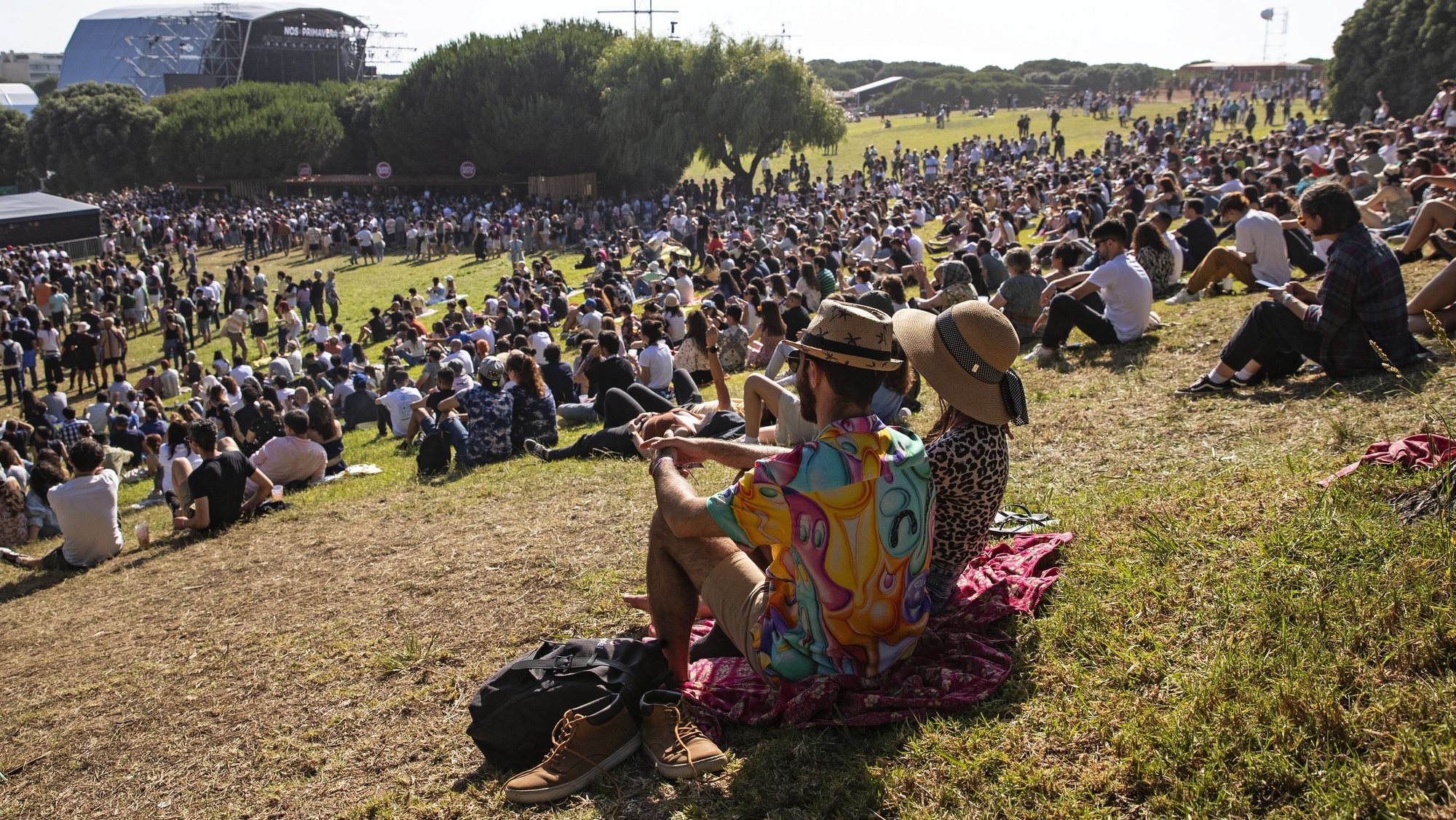epa10008400 Festival-goers attend the Primavera Sound music Festival in Porto, Portugal, 11 June 2022. The festival runs until 11 June.  EPA/JOSE COELHO