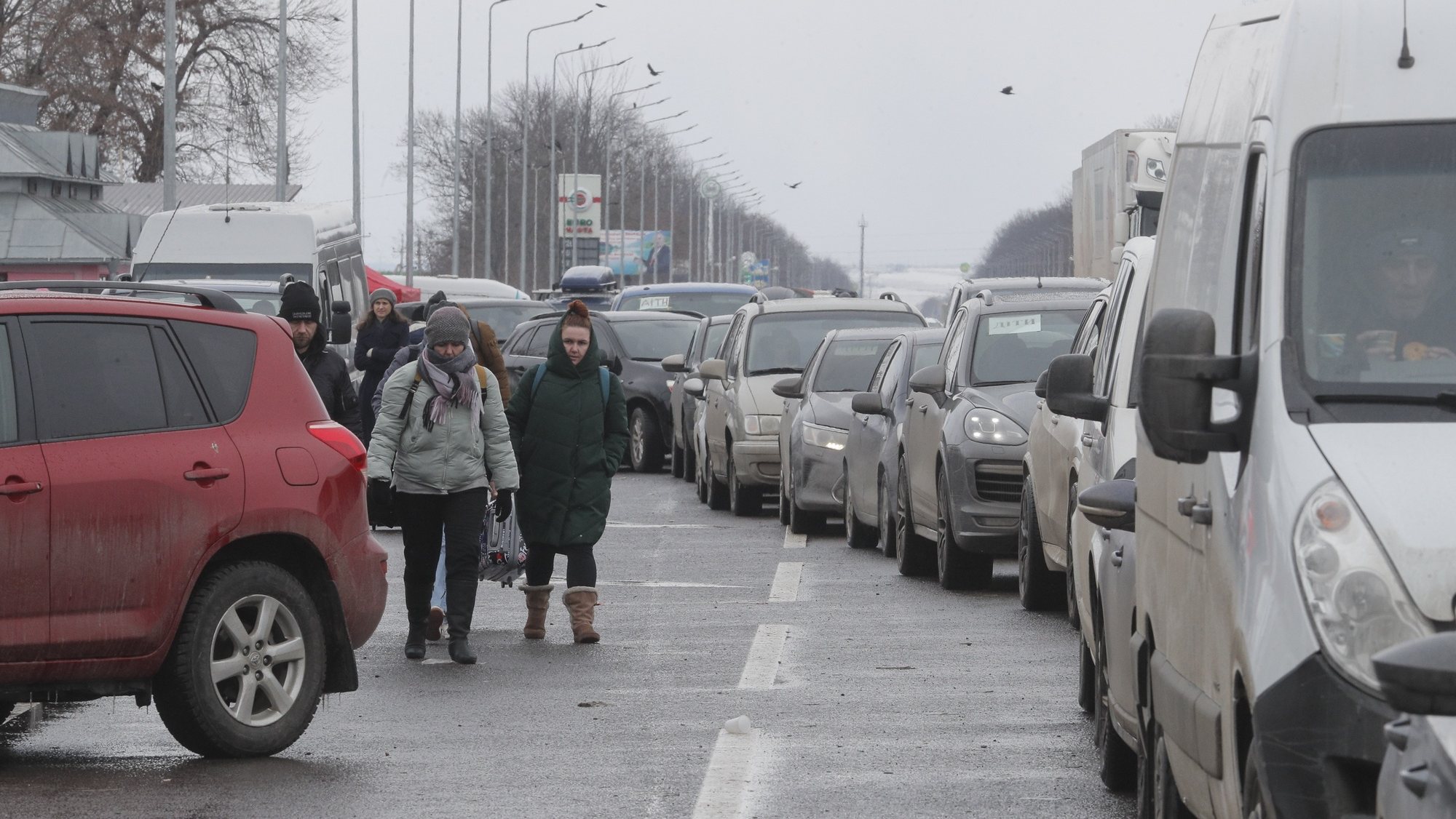Pessoas preparam-se para passar a fronteira Ucrânia-Roménia