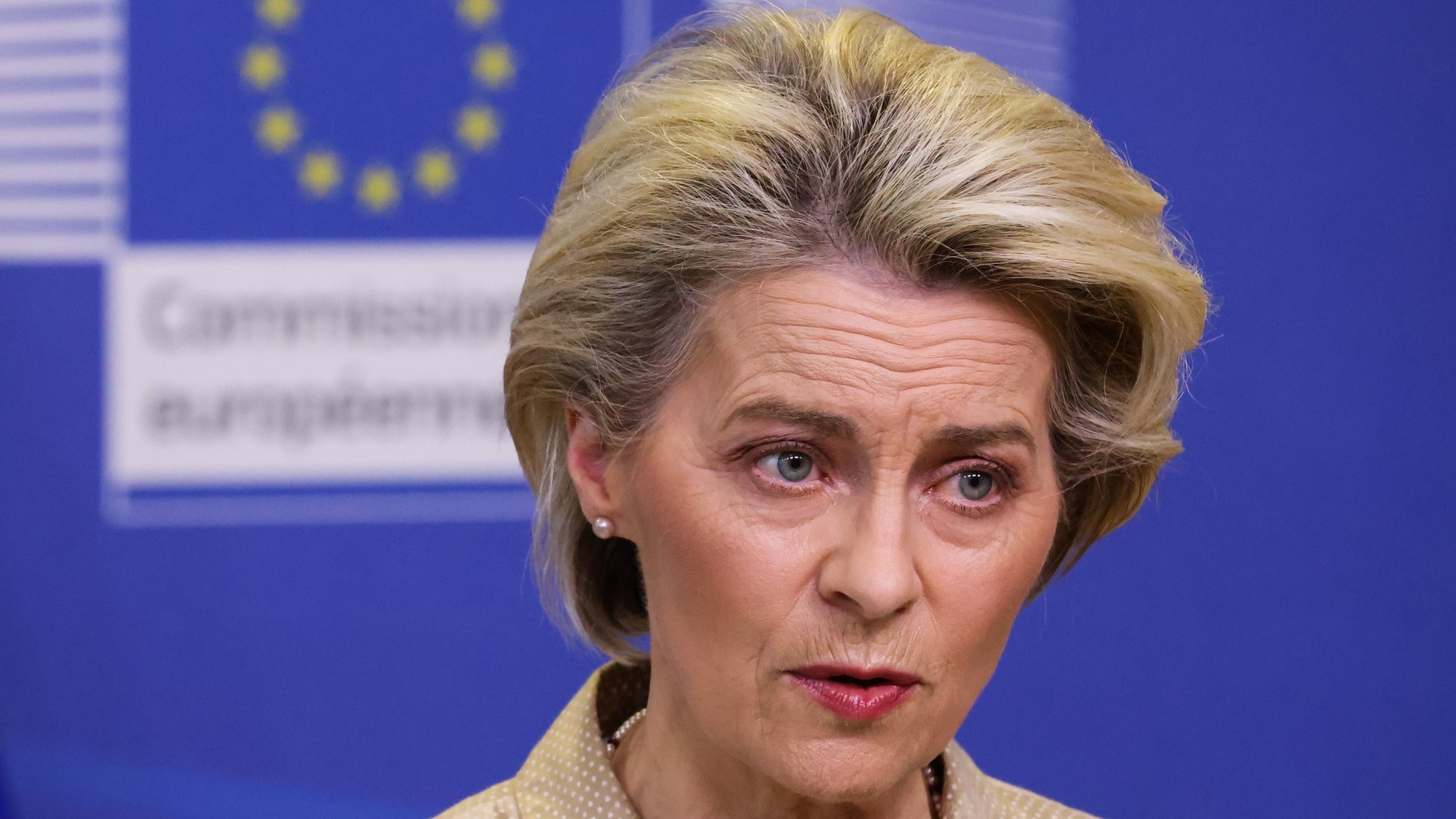epa09801639 European Commission President Ursula von der Leyen speaks as she welcomes US Secretary of State ahead of a meeting, amid Russia&#039;s invasion of Ukraine, in Brussels, Belgium, 04 March 2022.  EPA/YVES HERMAN / POOL