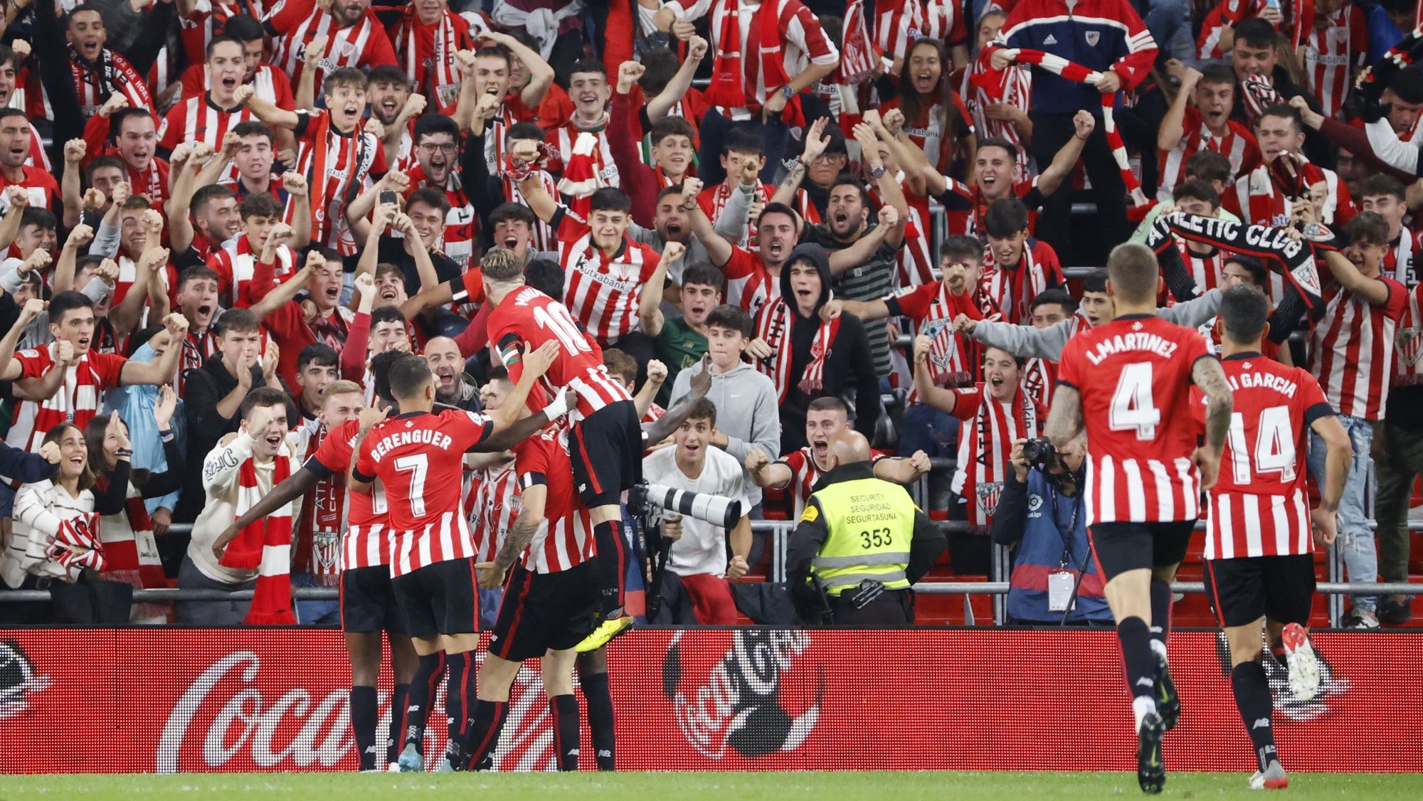 epa10216586 Bilbao players celebrate their 3-0 lead during the Spanish LaLiga soccer match between Athletic Bilbao and UD Almeria in Bilbao, northern Spain, 30 September 2022.  EPA/Luis Tejido