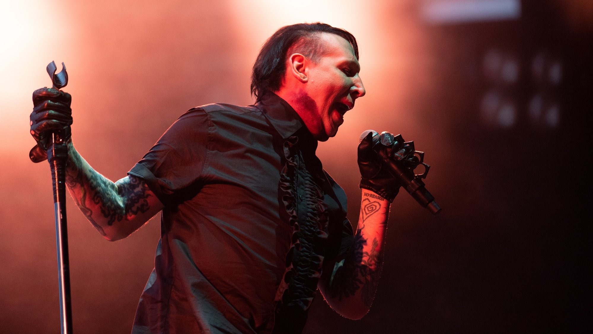 epa06781539 US musician Marilyn Manson performs on Park stage at the &#039;Rock im Park&#039; festival in Nuremberg, Germany, 02 June 2018. The festival takes place from 01 to 03 June.  EPA/TIMM SCHAMBERGER